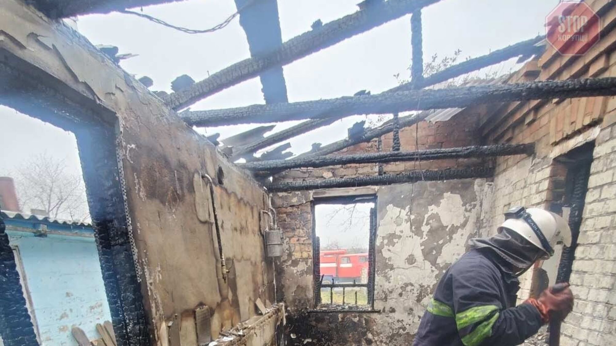 Знайшли тіло власниці під купою сміття: на Київщині згорів будинок (фото)