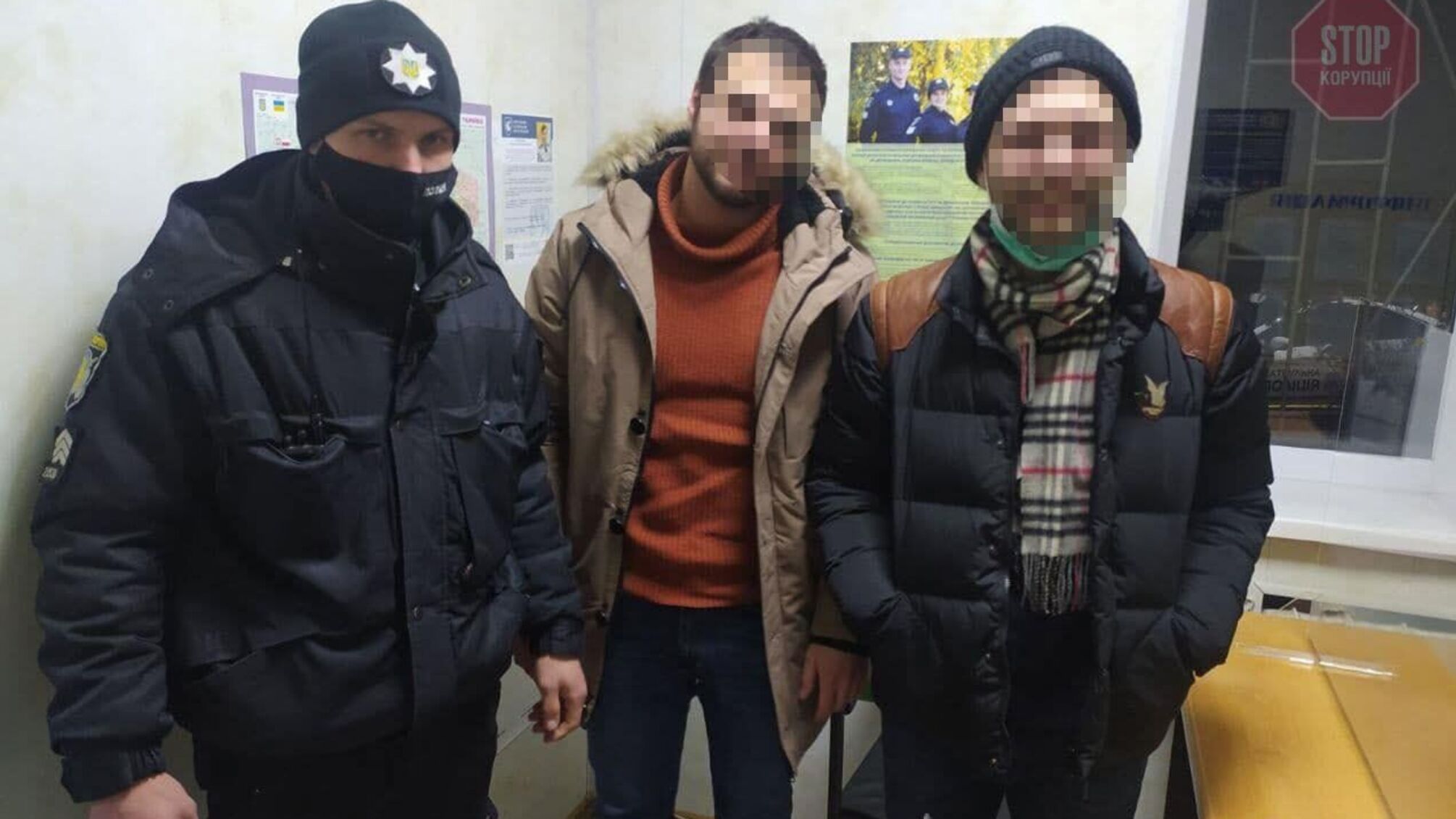 У Запоріжжі двоє молодиків поцупили оленя, який прикрашав міську ялинку (фото)