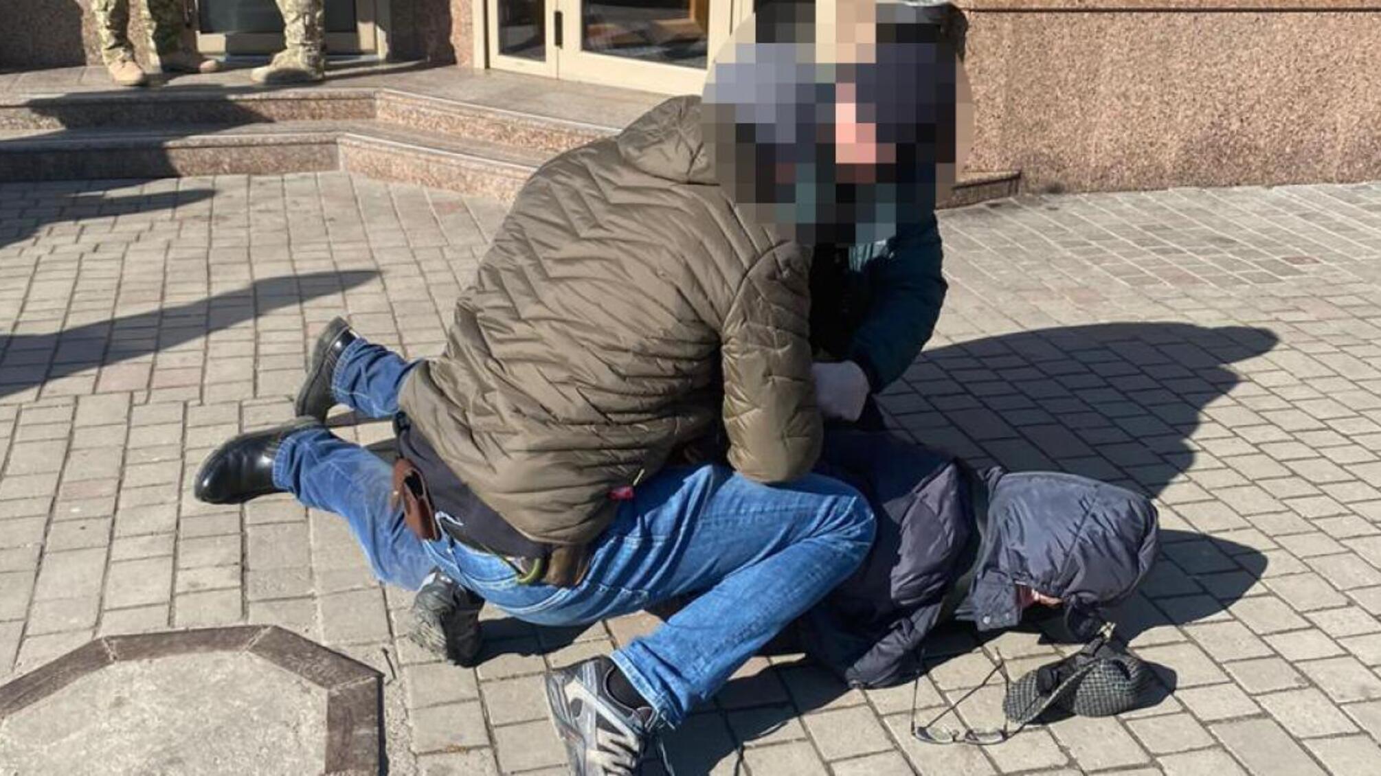 20 000 доларів за закриття справи – ДБР затримало посадовця ГУ ДФС у Хмельницькій області
