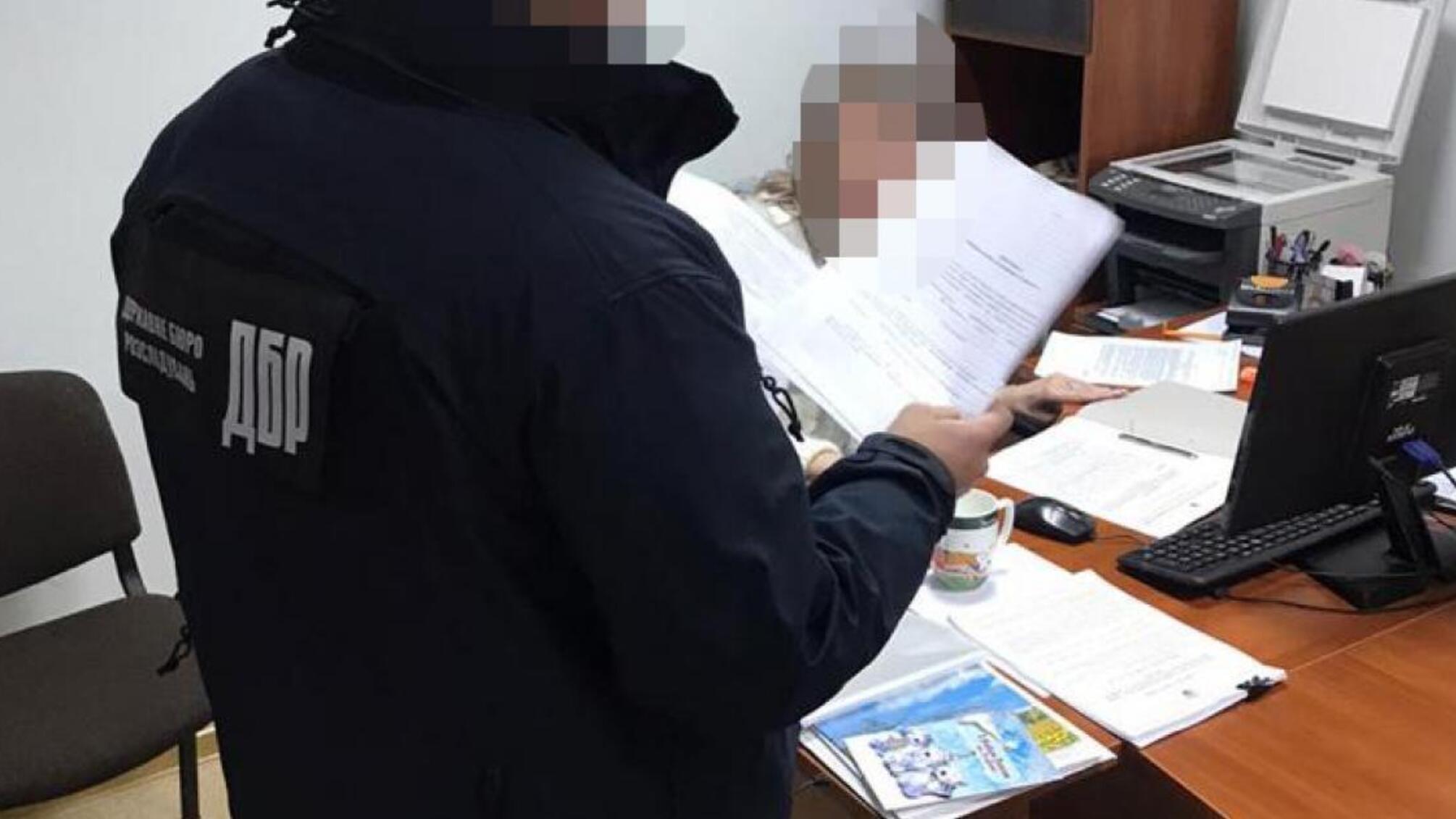 700 доларів США за позитивне проходження перевірки – ДБР затримало працівницю ДАБІ