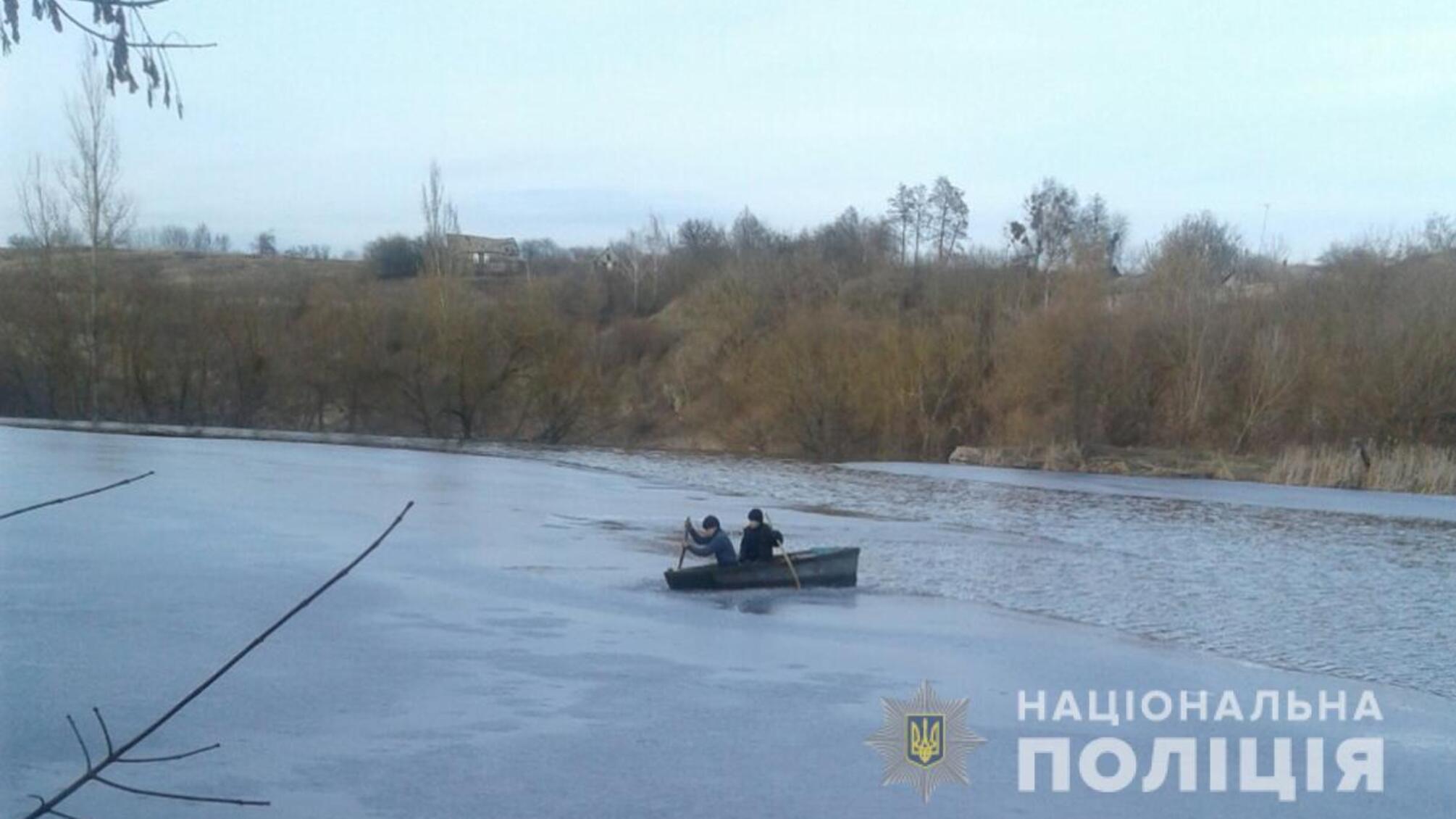 На Житомирщині поліцейські та рятувальники витягнули на берег річки човен із дітьми
