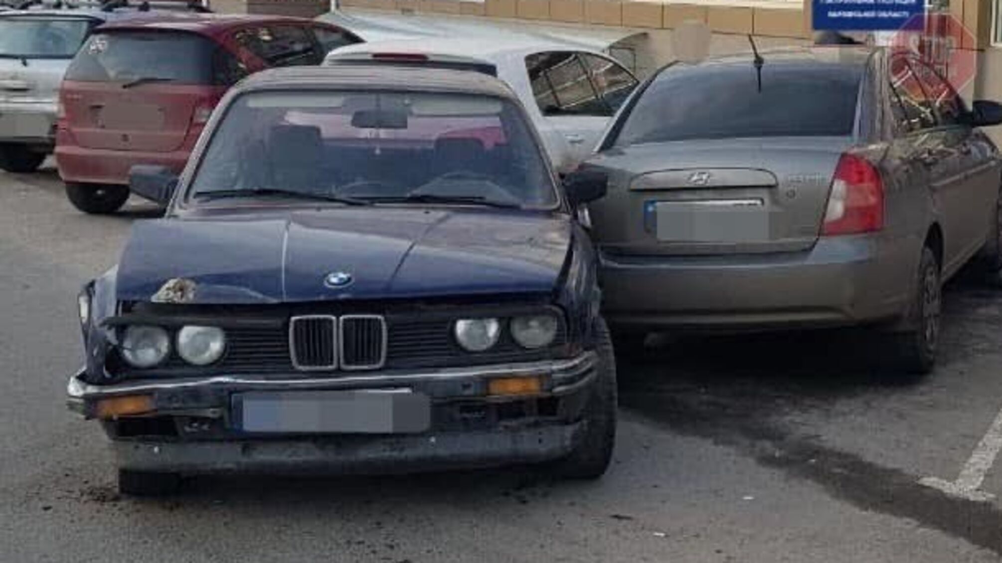 П‘яний водій протаранив три припарковані авто у Харкові (фото)