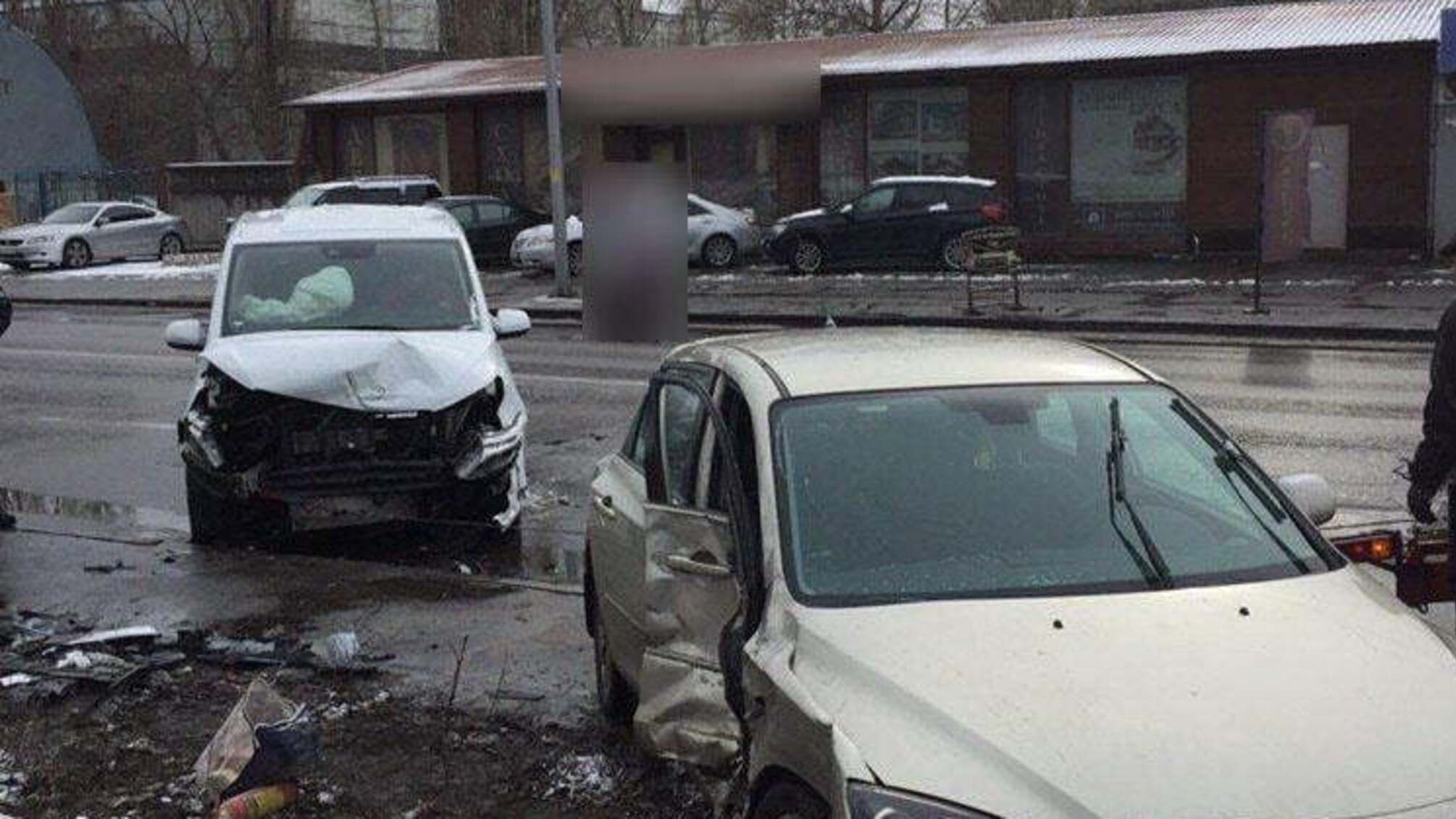 Розігнався в ожеледицю: у столиці водій протаранив чужу автівку (фото)