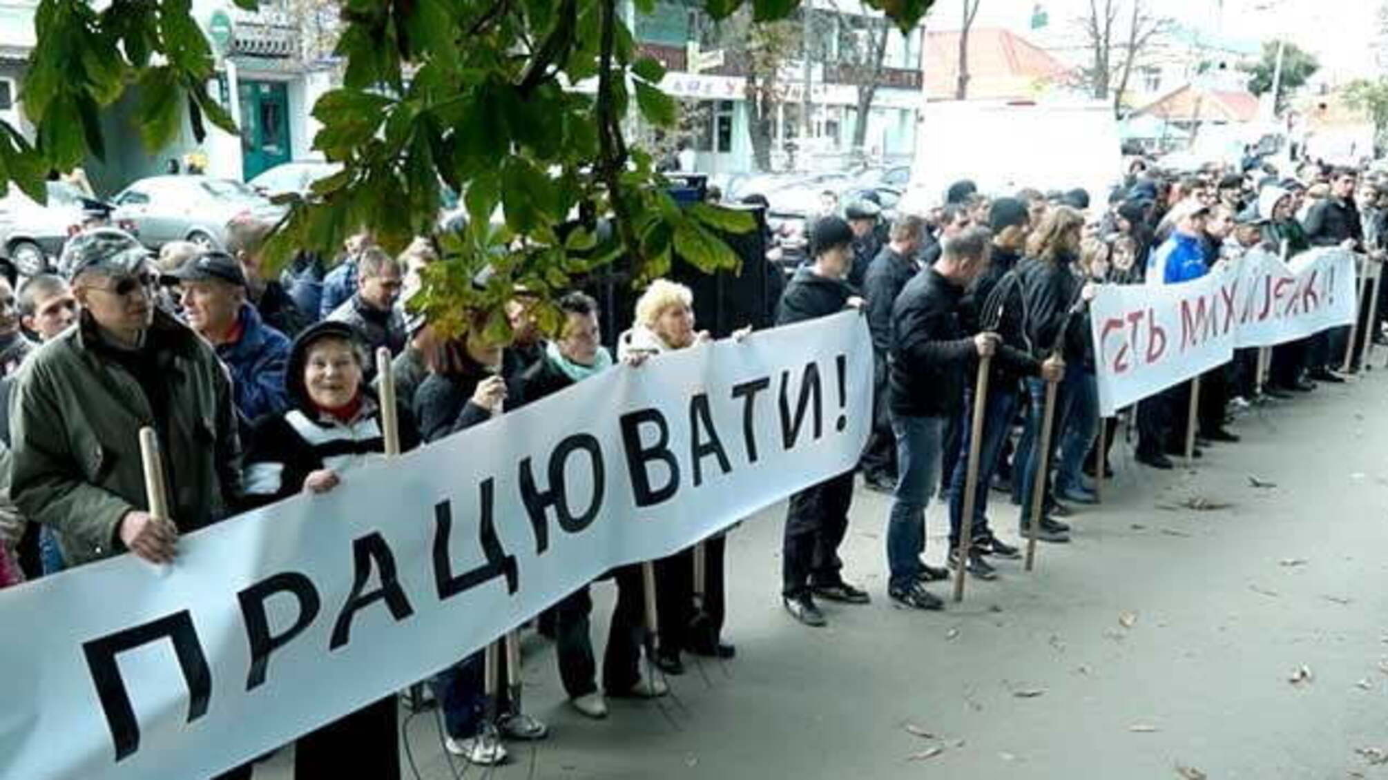 Уволенные работники Nemiroff пошли с вилами на главу райадминистрации