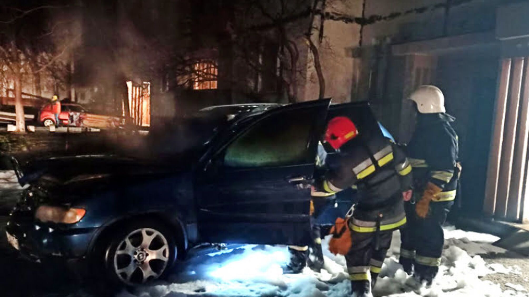 На Хмельниччині вогнеборці ліквідували пожежу в авто