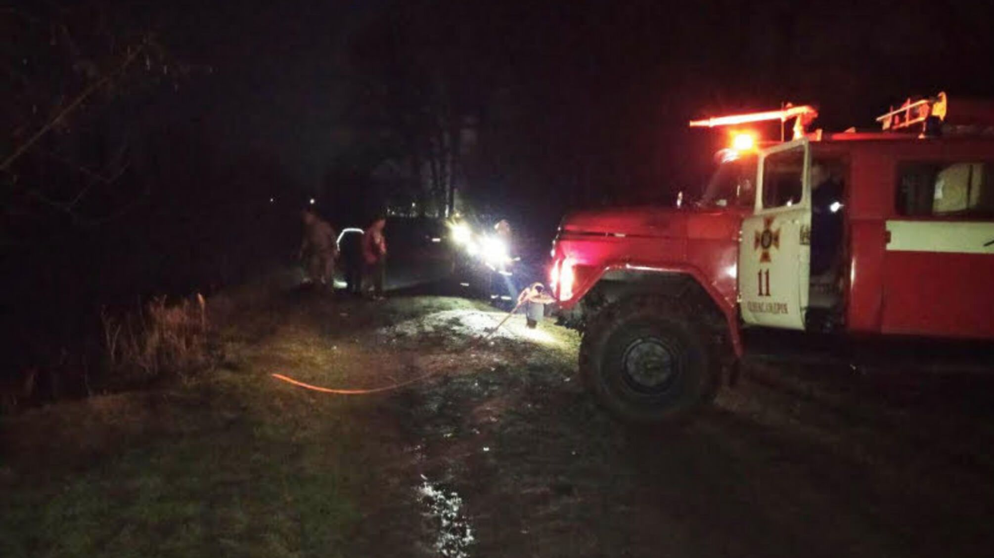 На Кіровоградщині рятувальники дістали автомобіль з водойми