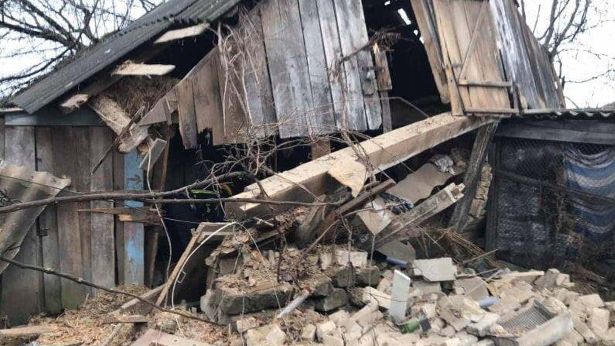 У Луцьку працівники ДСНС врятували людину, яка постраждала внаслідок вибуху у господарській споруді
