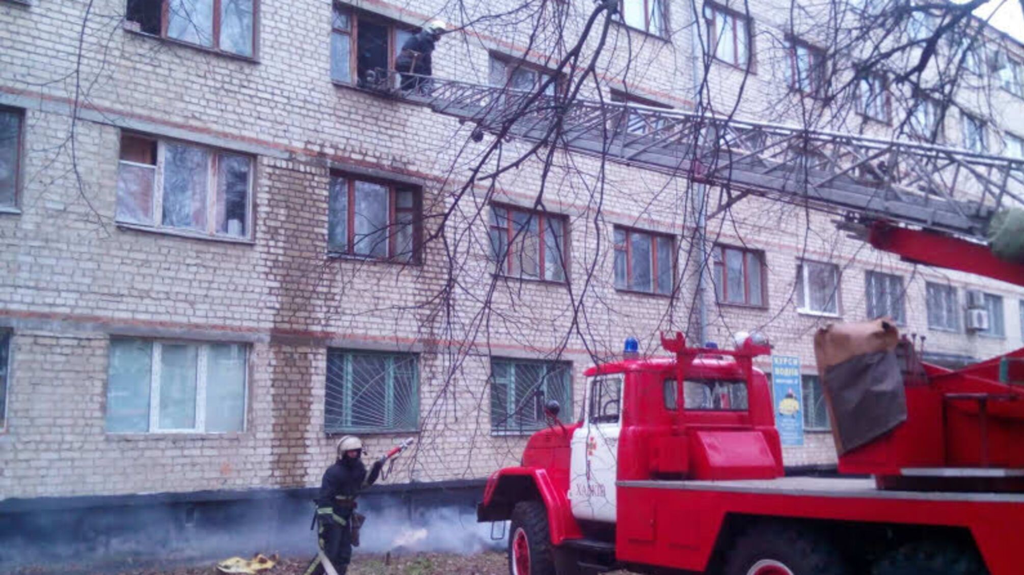 м. Харків: вогнеборцями під час гасіння пожежі у 5-поверховому студентському гуртожитку було евакуйовано 52 чоловіка