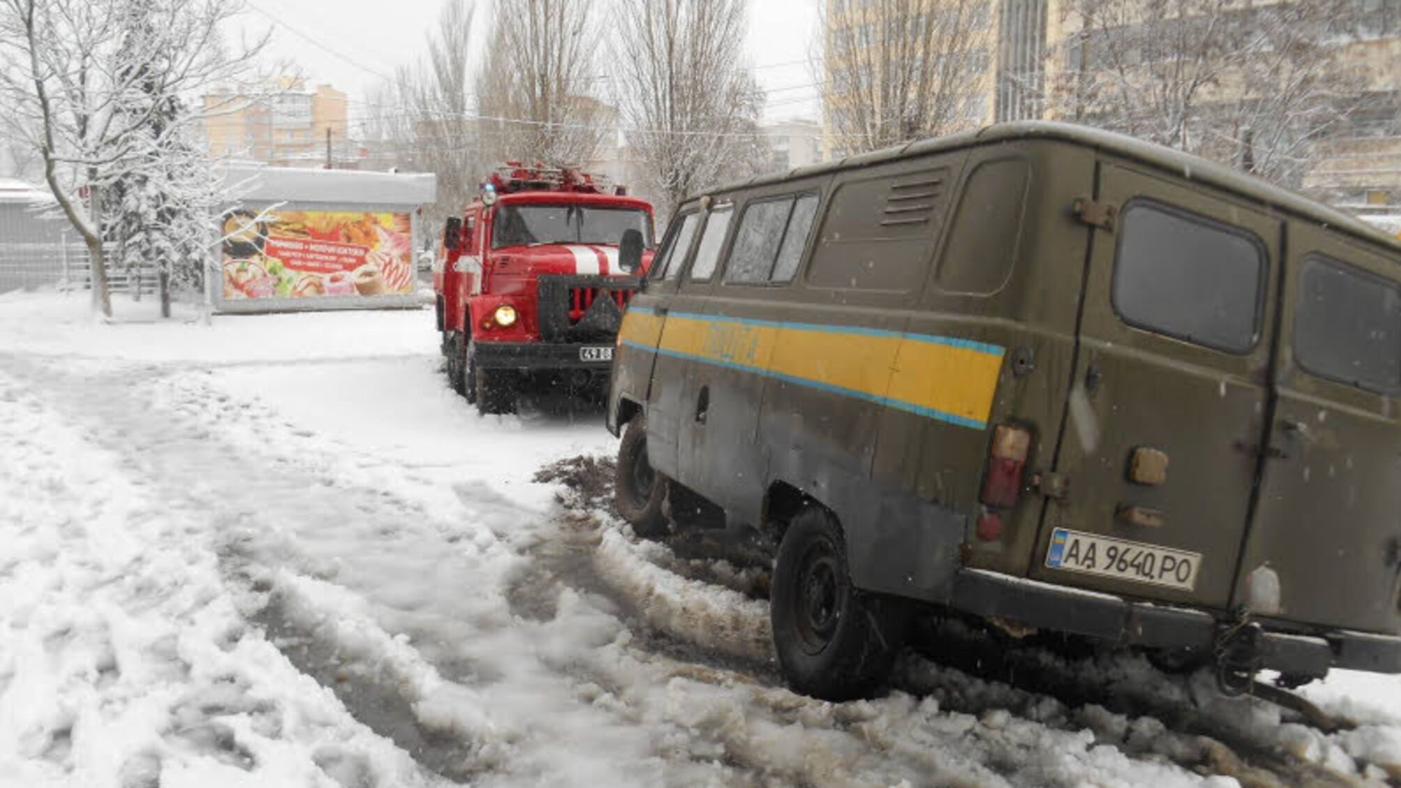 Херсонщина: рятувальники продовжують надають допомогу водіям на автошляхах та прибирають повалені дерева