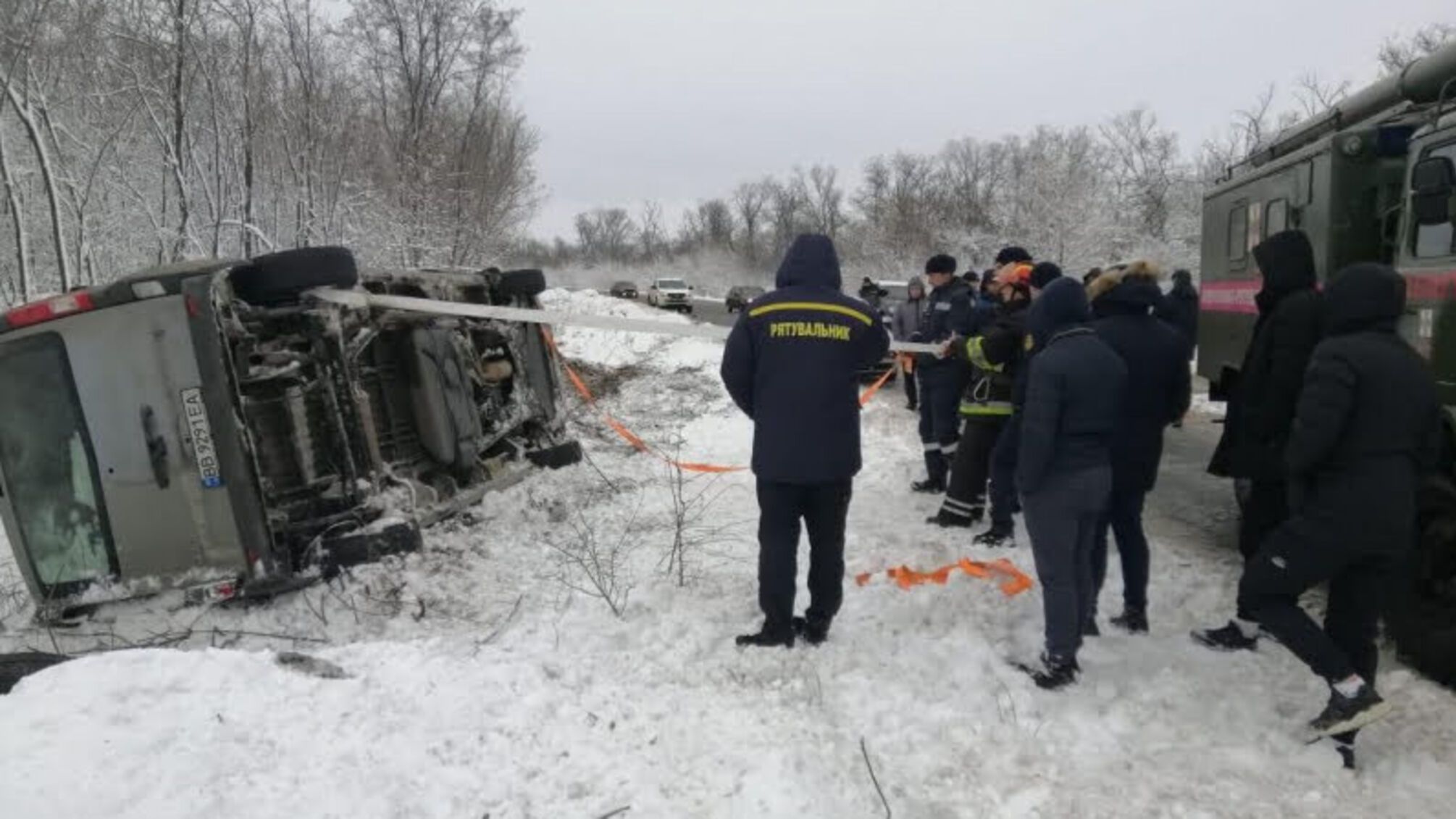 Донеччина: рятувальники допомогли водієві мікроавтобуса, який потрапив у ДТП