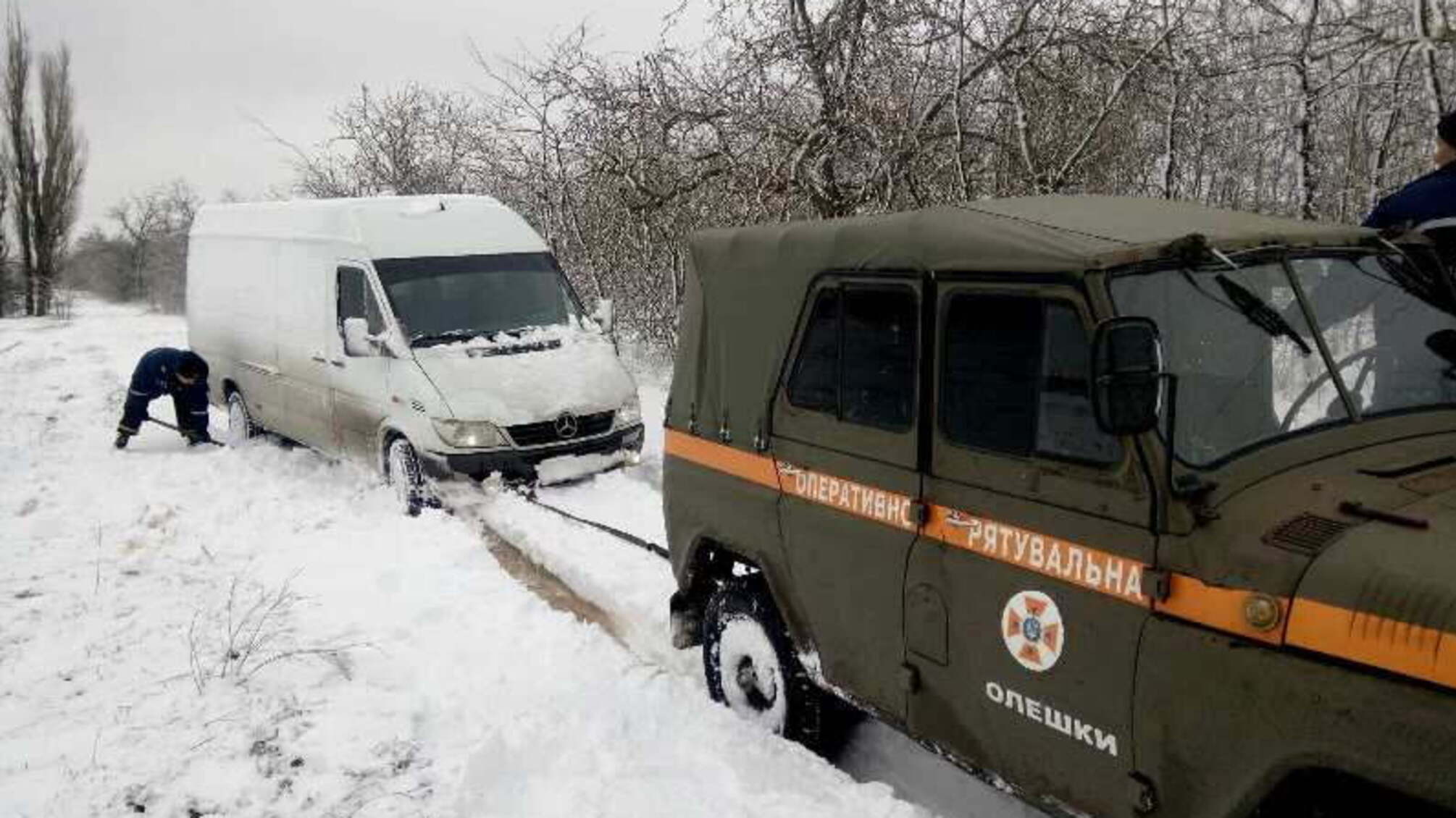 Херсонщина: рятувальники продовжують надавати допомогу водіям на автошляхах та прибирають повалені дерева