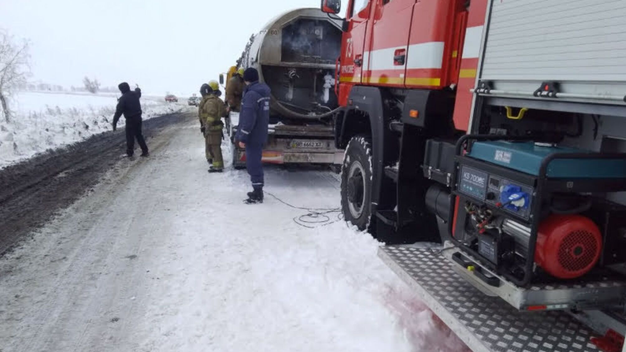 За добу підрозділами ДСНС надано допомогу у буксируванні 223 транспортних засобів, у яких перебувало 470 осіб, а також прибрано 72 повалених дерев