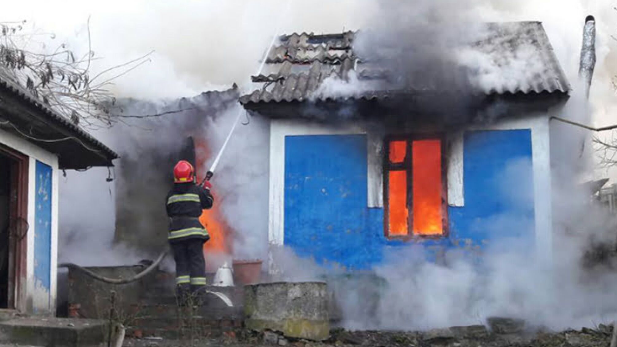 На Хмельниччині вогнеборці оперативно ліквідували пожежу житлового будинку, не допустивши її розповсюдження