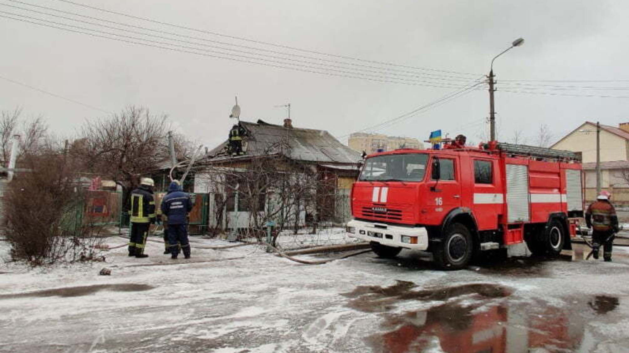 Столичні вогнеборці ліквідували пожежу в приватному будинку