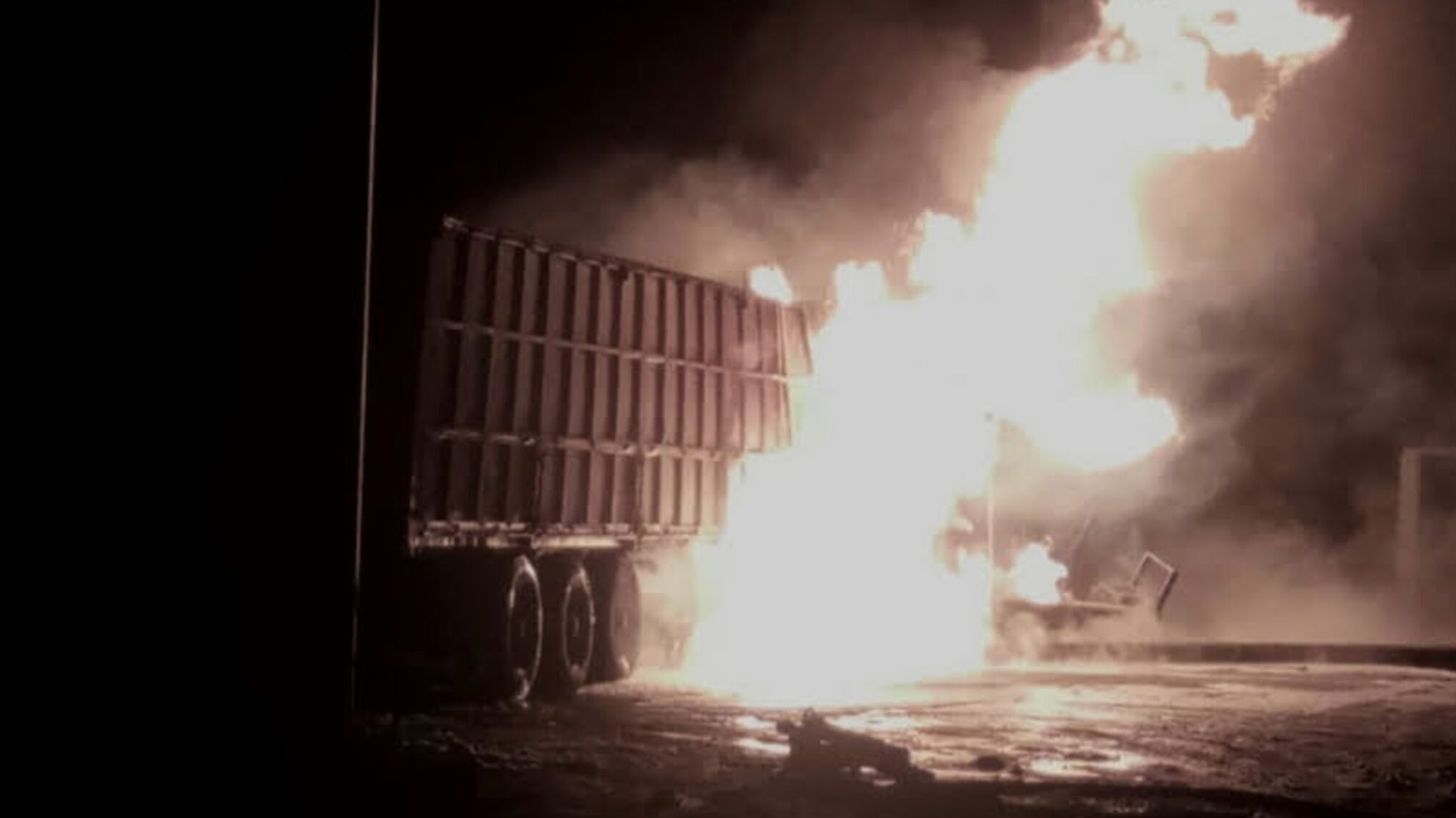 Херсонська область: вогнеборці ліквідовують пожежу вантажного автомобіля та пошкодженої ємності з газом на АЗС