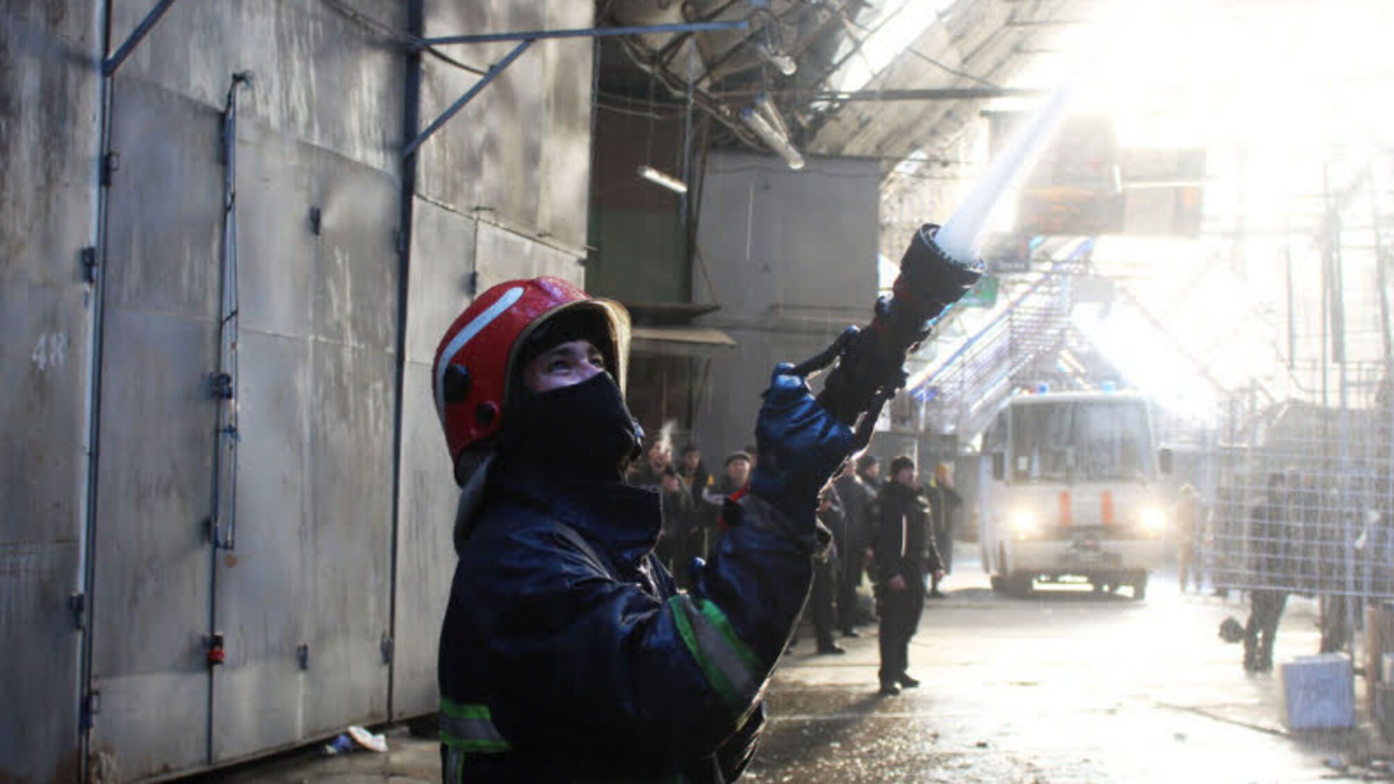 У Хмельницькому рятувальники оперативно ліквідували пожежу на речовому ринку (ВІДЕО)