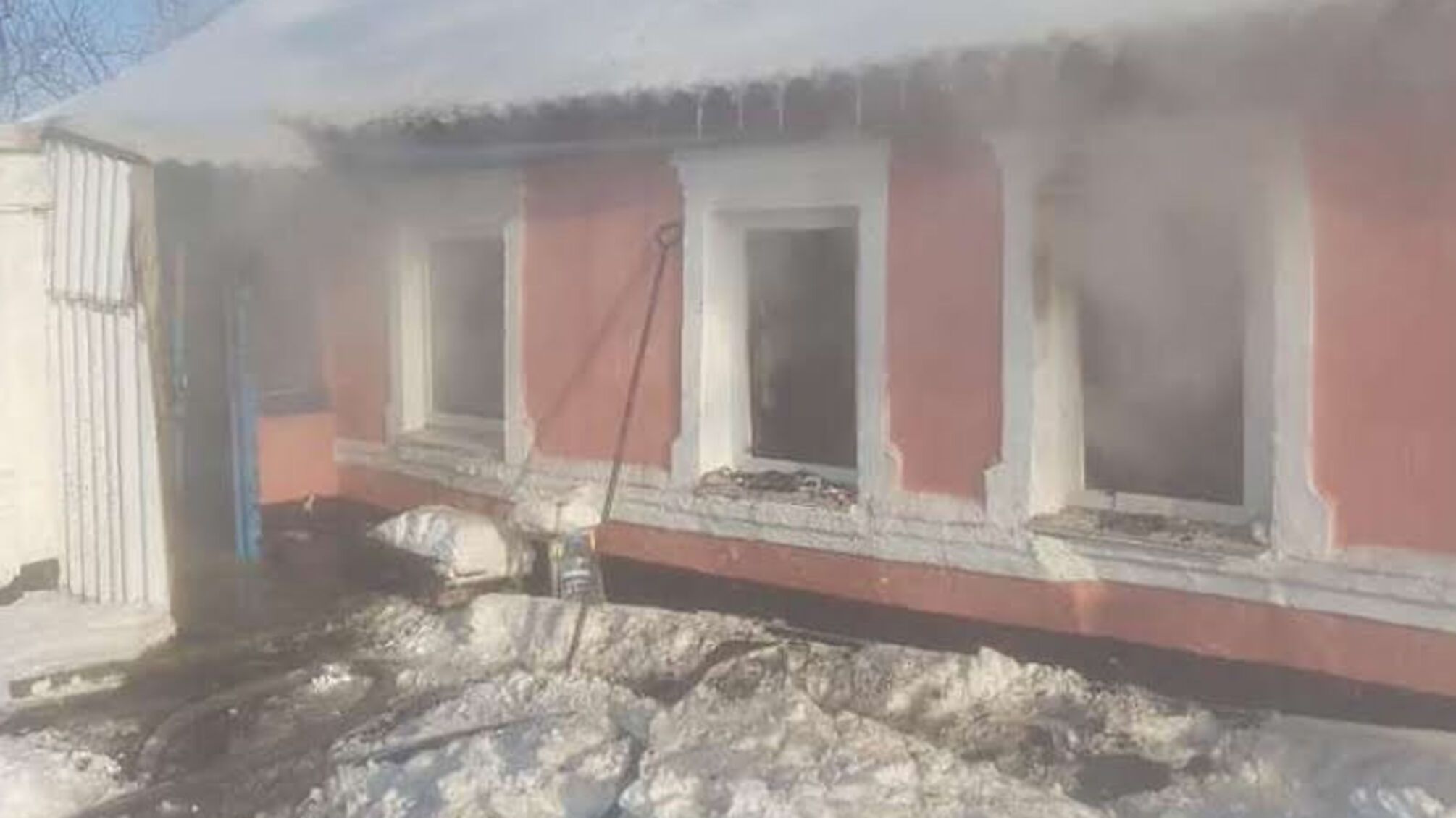 Донеччина: під час гасіння пожежі вогнеборці врятували жінку