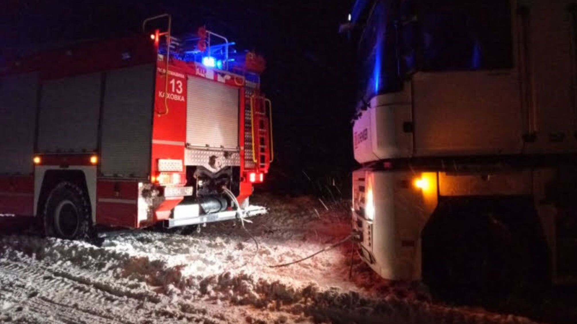 Херсонщина: рятувальники на автошляху деблокували із снігового замету 10 вантажних автомобілів