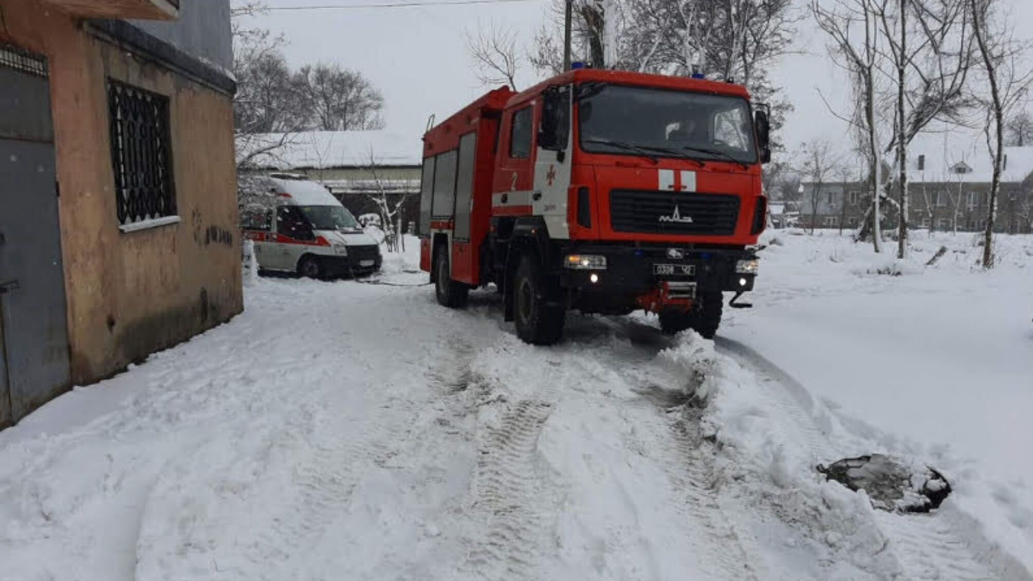 У Дніпрі рятувальники витягли зі снігового замету карету швидкої допомоги