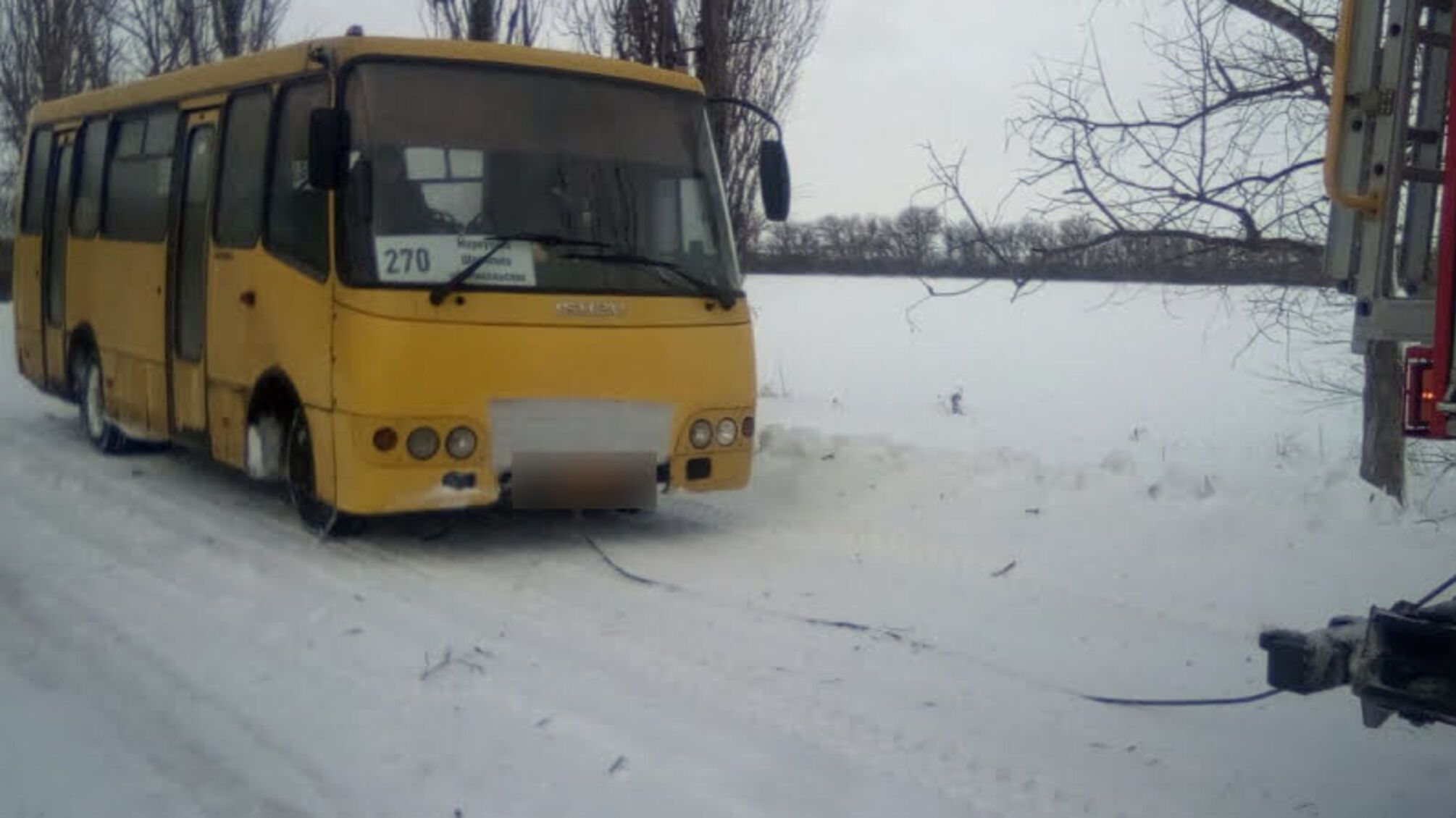 На Донеччині рятувальники допомогли водію рейсового автобуса повернутися на проїжджу частину дороги