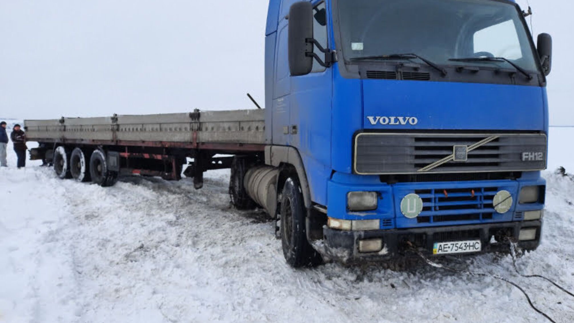 На Донеччині протягом ранку рятувальники Мар’їнки визволили зі снігового полону більше десятка автомобілів
