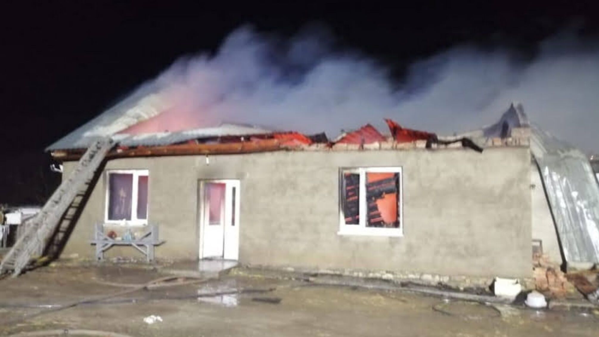 Миколаївська область: вогнеборці загасили пожежу на площі 85 м кв