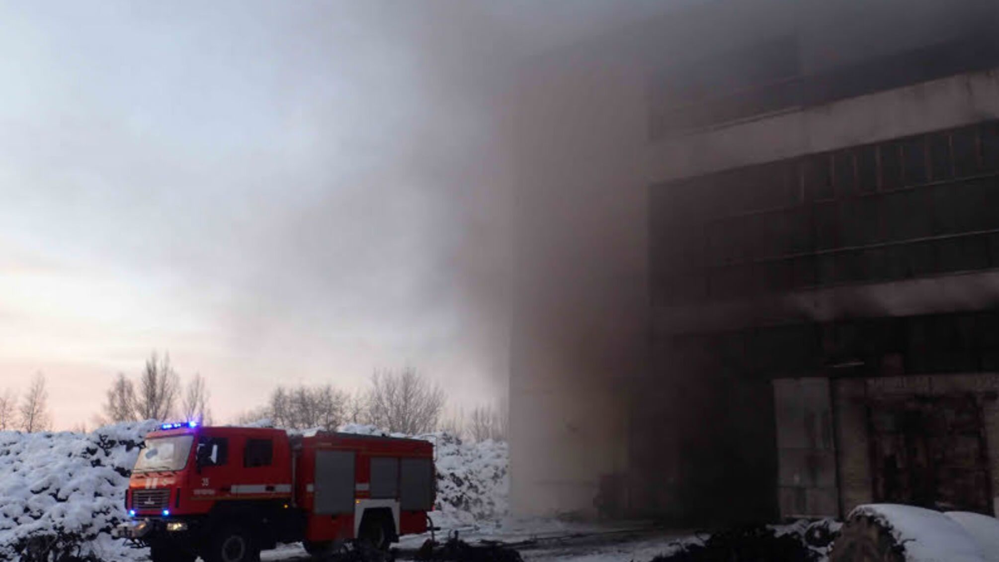 Луганська область: рятувальники запобігли вибуху пропанового балону під час ліквідації загоряння виробів на підприємстві