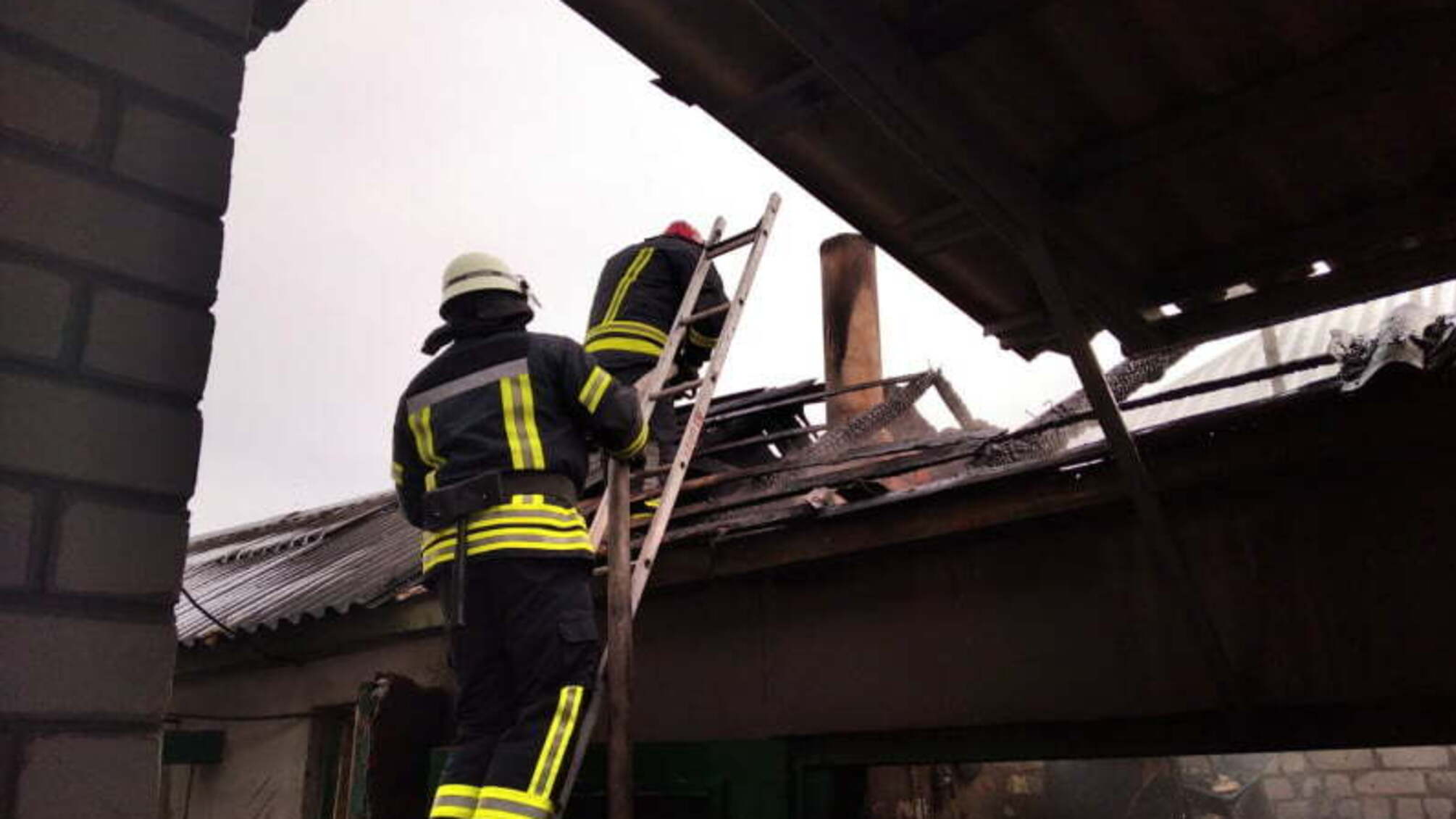 Луганська область: рятувальники ліквідували загоряння даху господарчої споруди