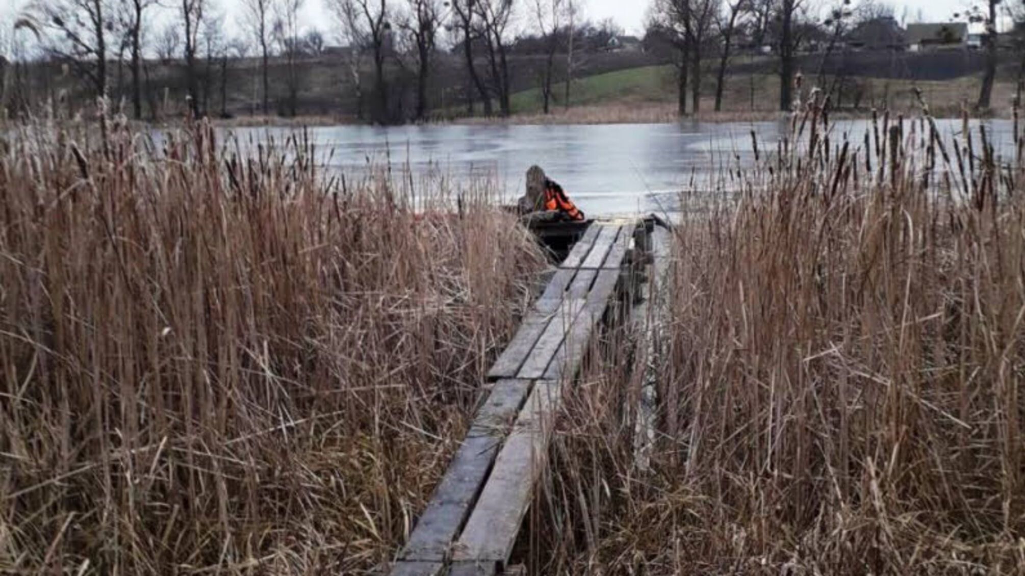 Житомирська область: бійці ДСНС врятували чоловіка, який провалився в крижану річку