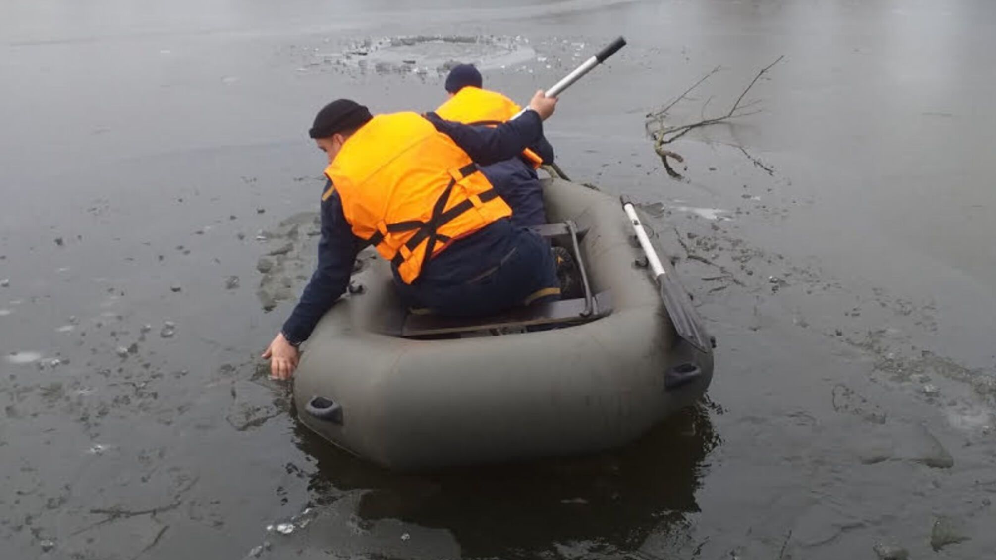 Служба порятунку попереджає громадян про небезпеку тонкої криги!