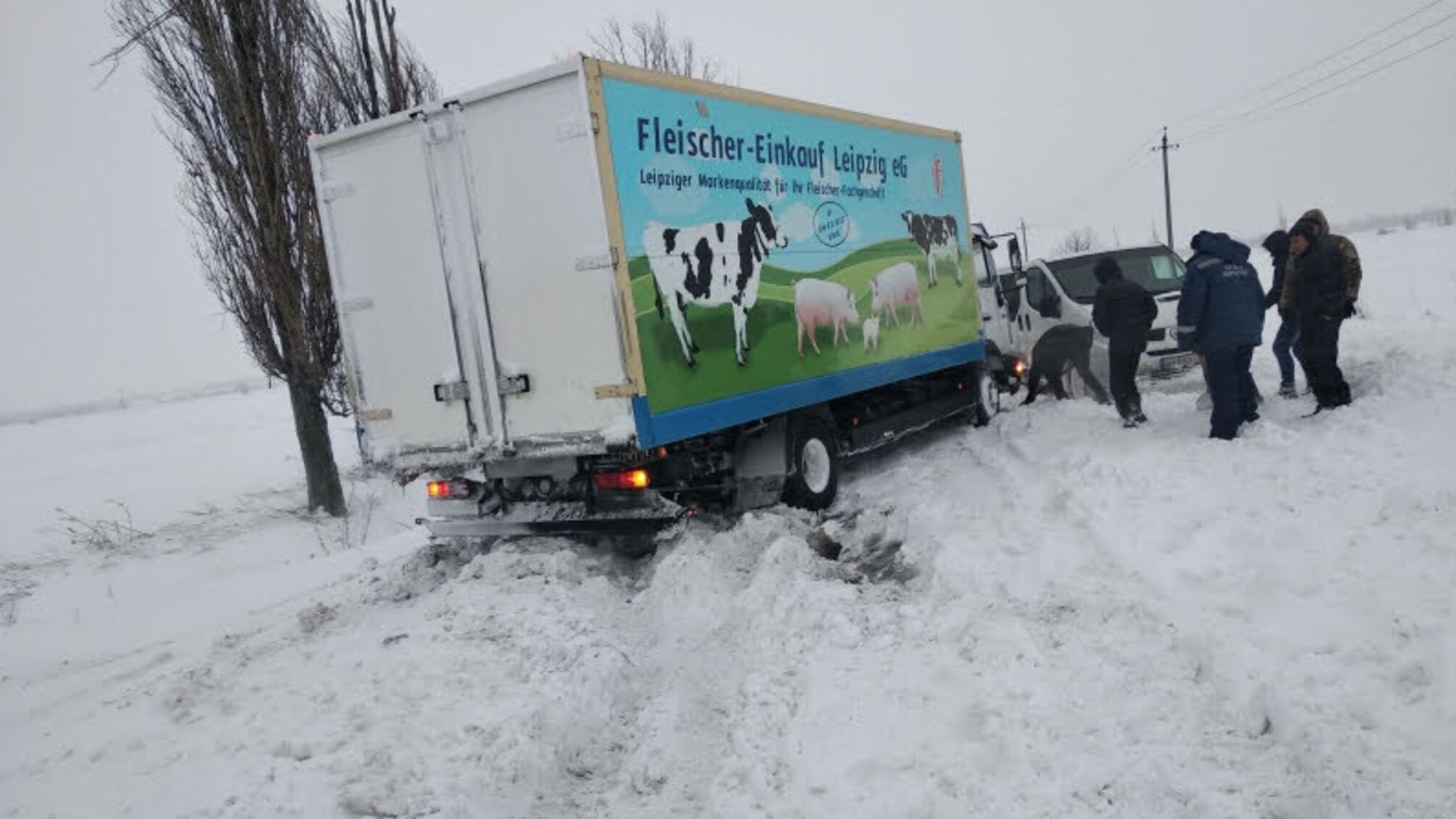 Рятувальники Донеччини продовжують ліквідовувати наслідки негоди: за добу бійці ДСНС 7 разів залучались для надання допомоги