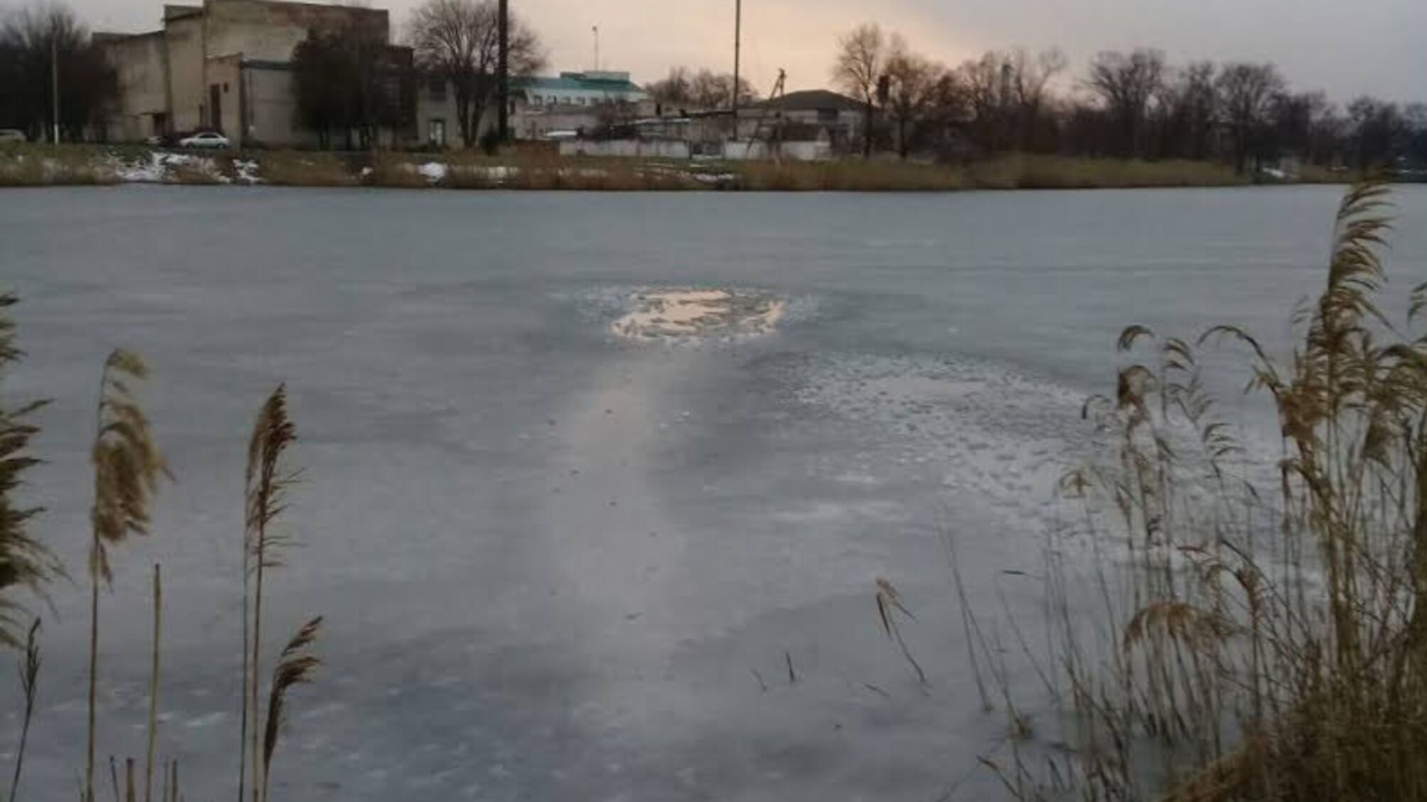 Херсонщина: врятовано 5-річного хлопчика, який разом з батьком провалився під кригу. Чоловік загинув