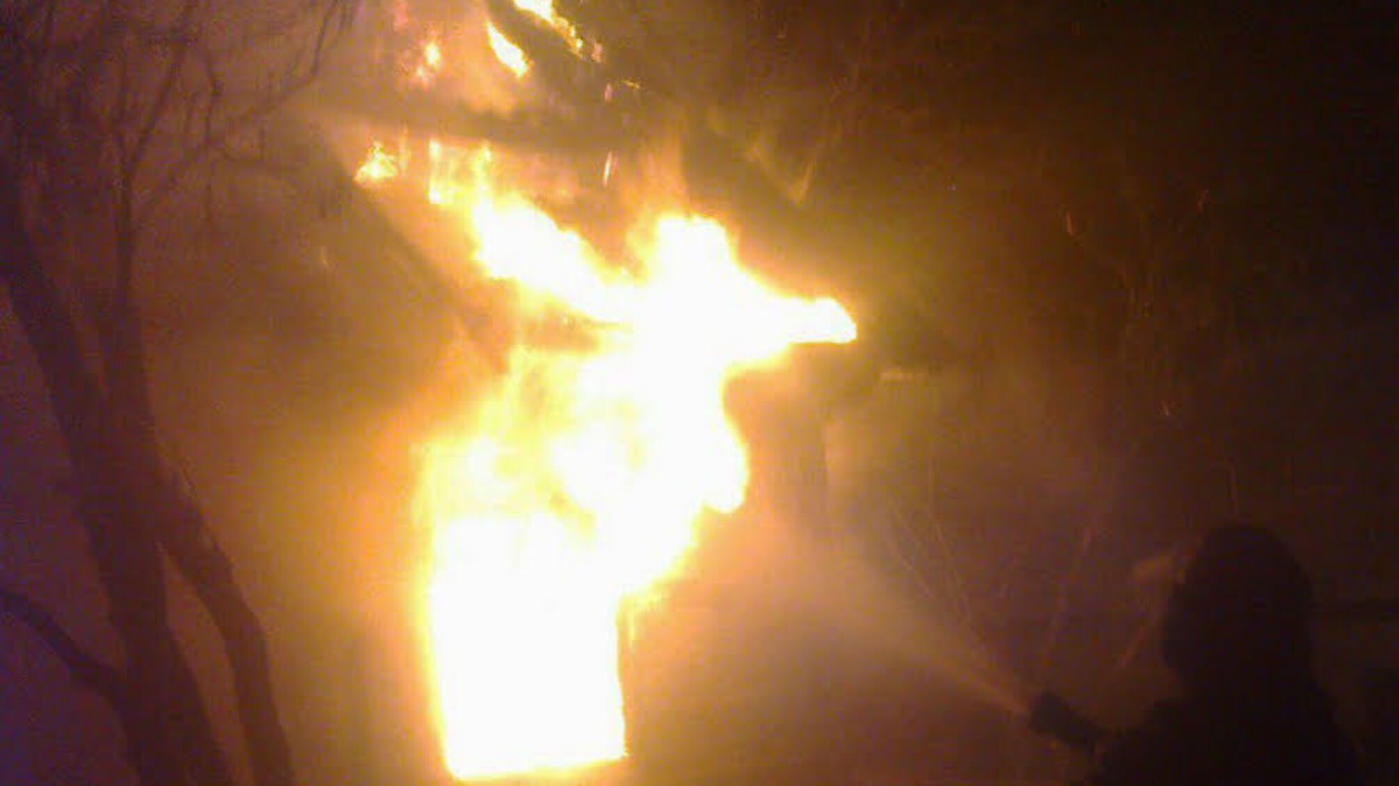 Хмельниччина: рятувальники ліквідували пожежу літньої кухні, не допустивши поширення вогню на поруч розташований житловий будинок