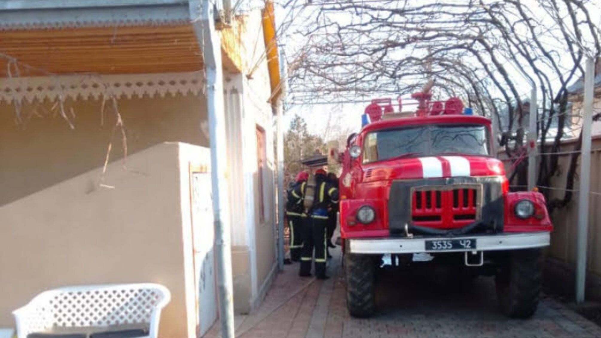 Миколаївська область: вогнеборці загасили пожежу покрівлі житлового будинку