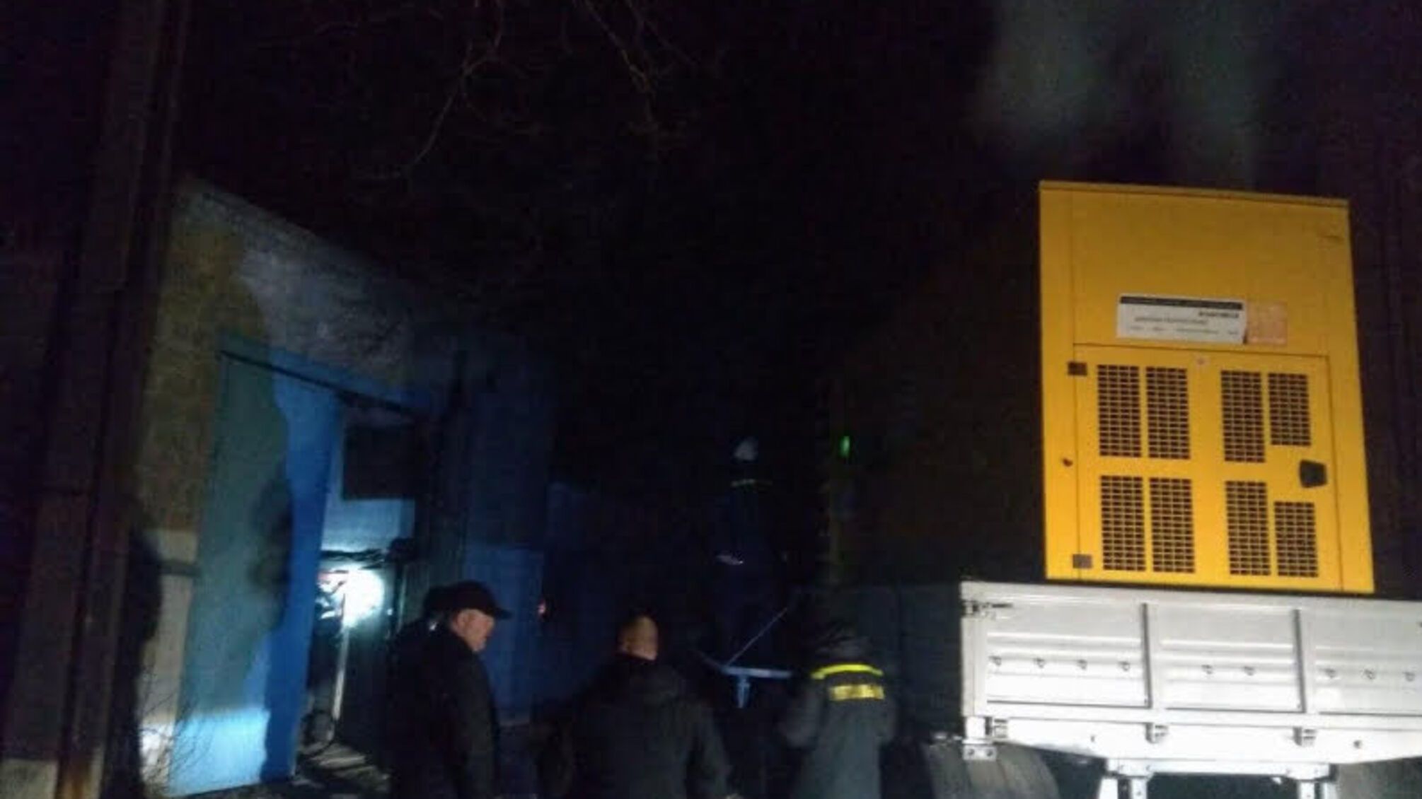 Рятувальники Донеччини надали допомогу при проведенні ремонтних і земельних робіт підземного колектору та відновленні електропостачання у м. Маріуполь