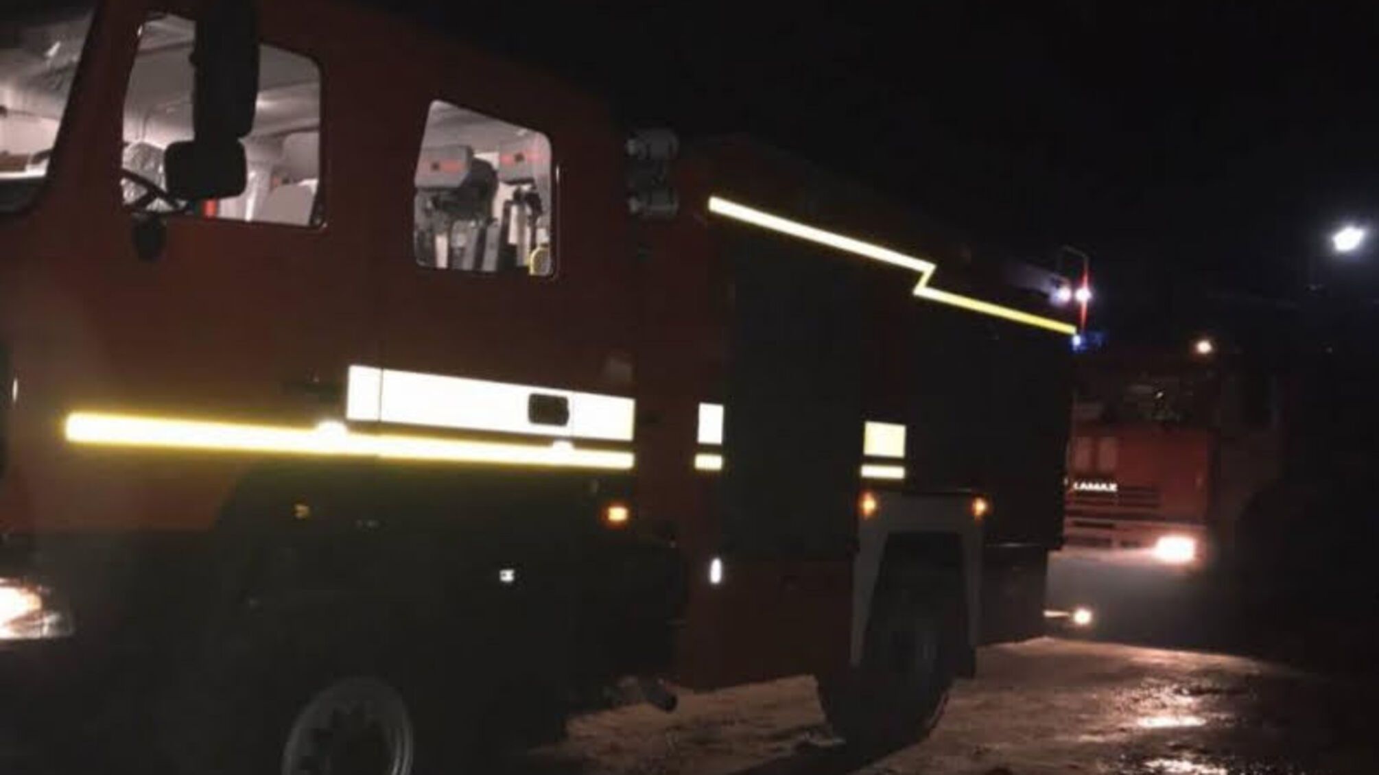 Закарпаття: рятувальники ліквідували пожежу в надвірній споруді та врятували від знищення дві сусідські
