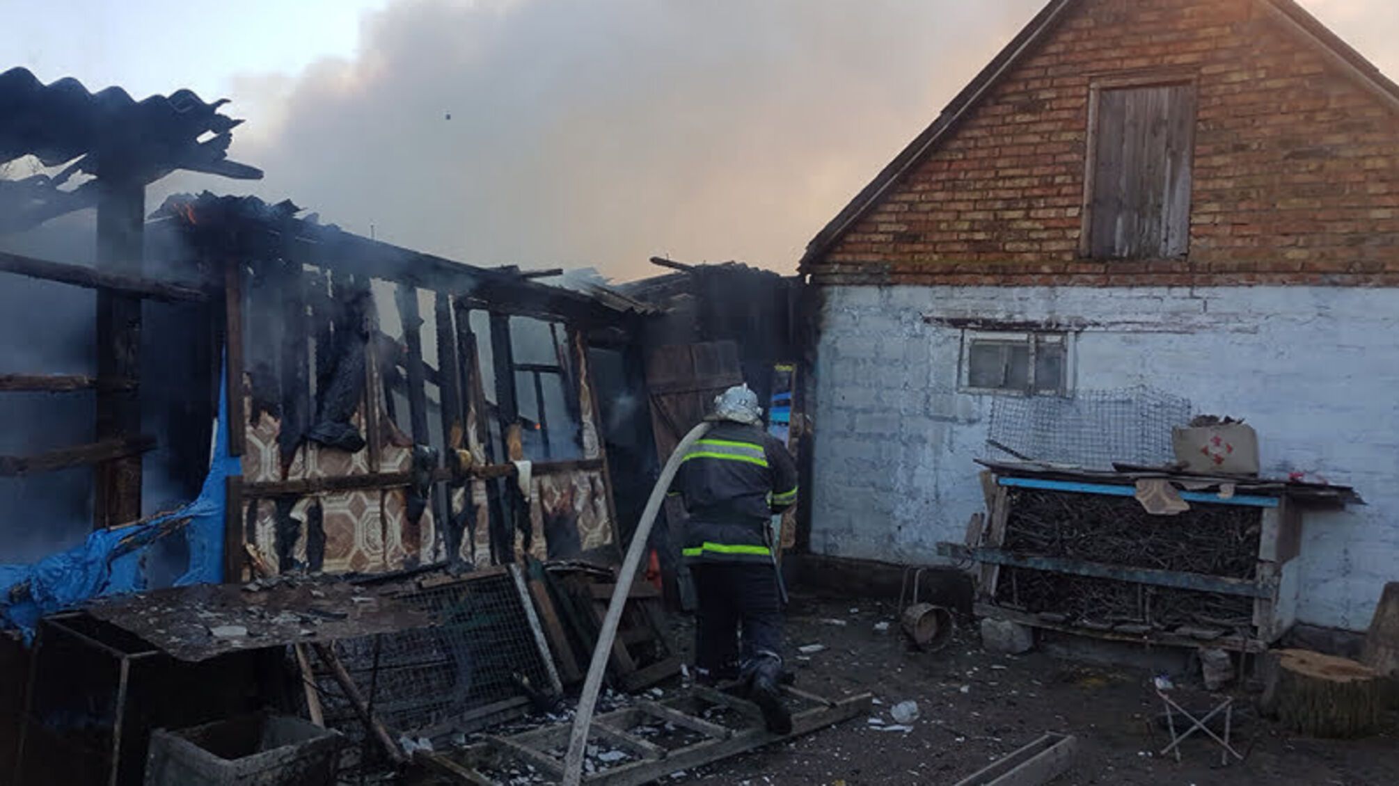 Миколаївська область: вогнеборці ліквідували дві пожежі у житлових секторах