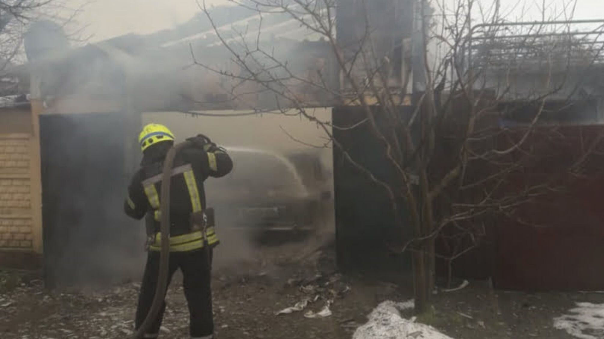 м. Дніпро: внаслідок пожежі в гаражі постраждав чоловік (ВІДЕО)