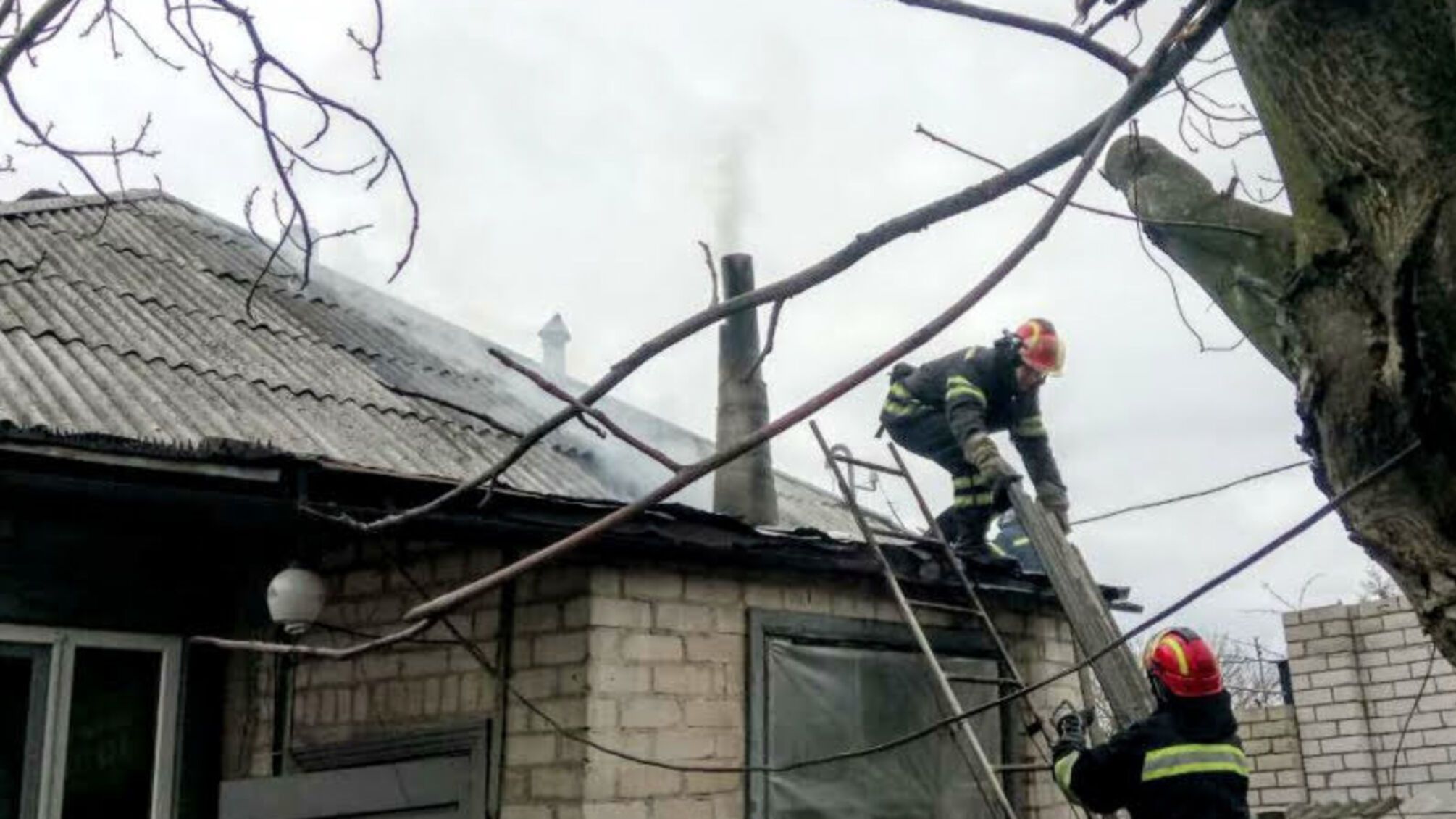 Луганська область: вогнеборці ліквідували пожежу у житловому будинку