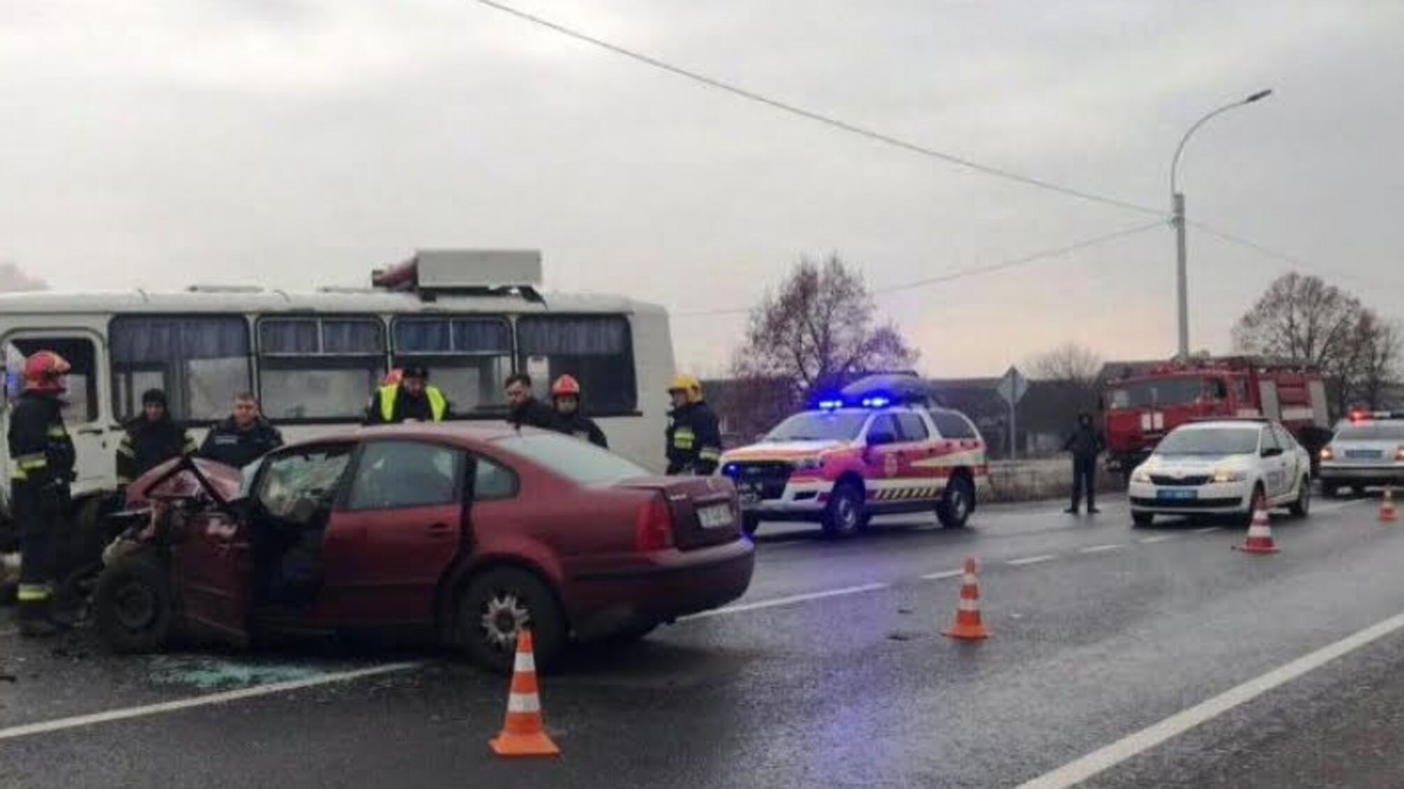 Чернігівські рятувальники деблокували з понівеченого у ДТП автомобіля загиблого водія