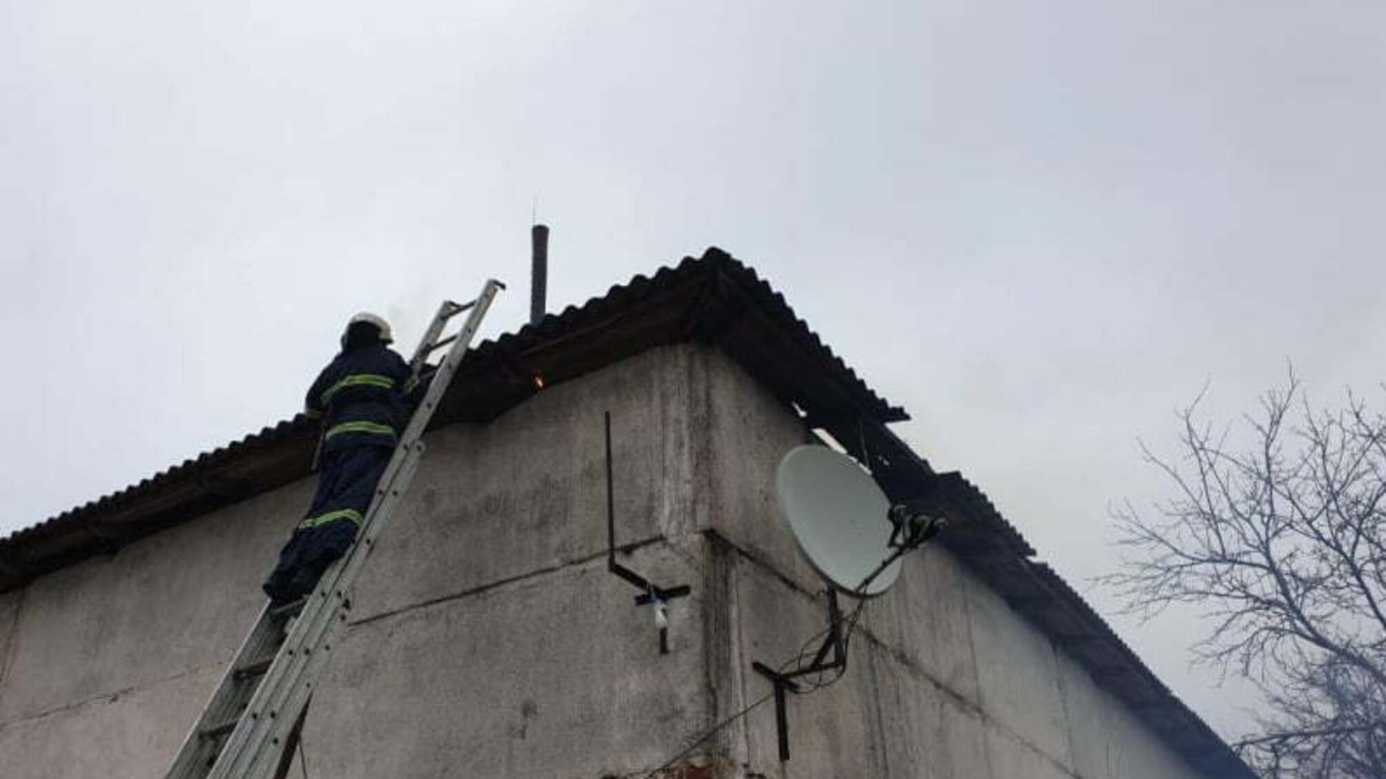 Миколаївська область: вогнеборці загасили пожежу на даху котельної центральної районної лікарні