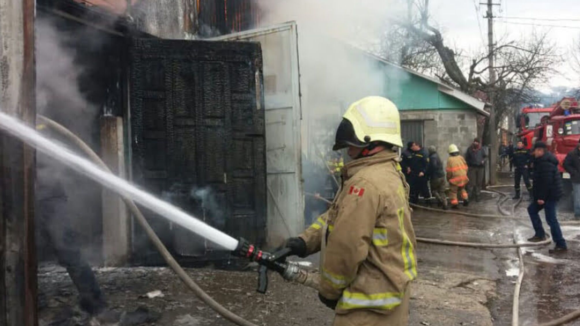 Закарпаття: рятувальники ліквідували пожежу в автомайстерні