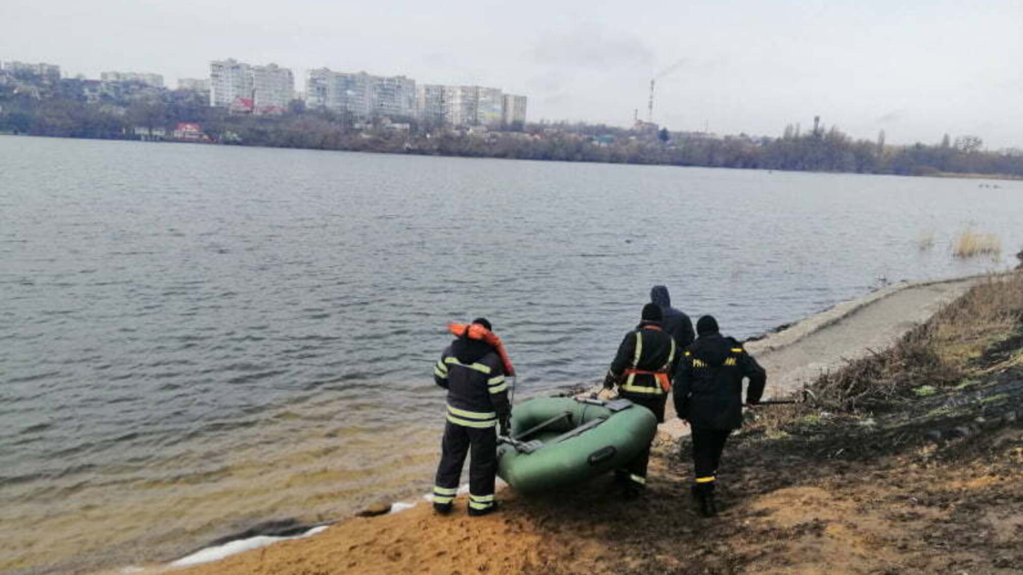 Черкаська область: рятувальники дістали з води тіло чоловіка