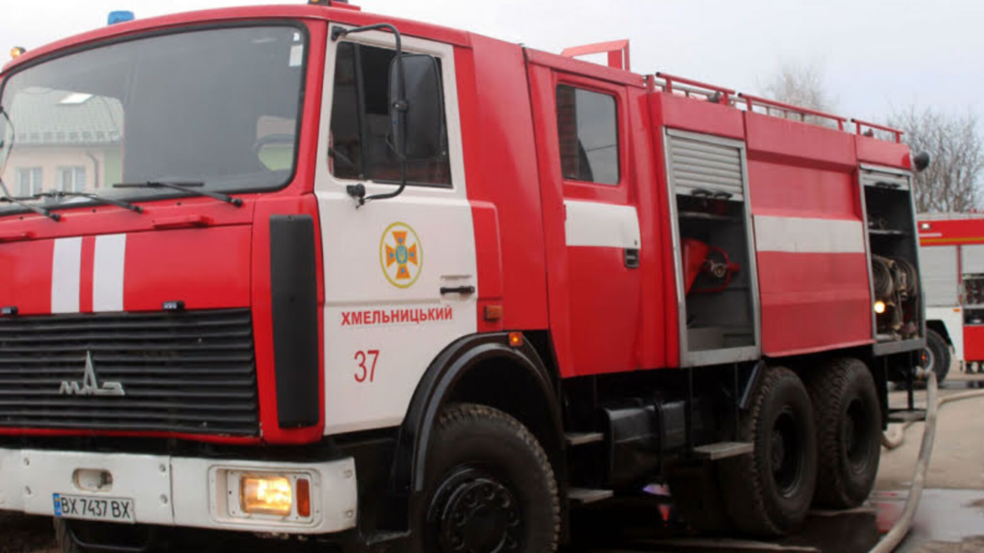 м. Хмельницький: рятувальники ліквідували пожежу автомобіля, не допустивши вибуху балону із метаном поблизу приватного житлового будинку