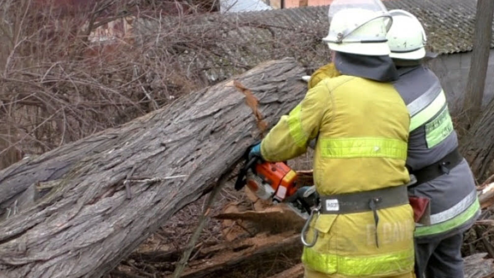 Чернівецька область: рятувальники продовжували допомагати буковинцям подолати наслідки негоди