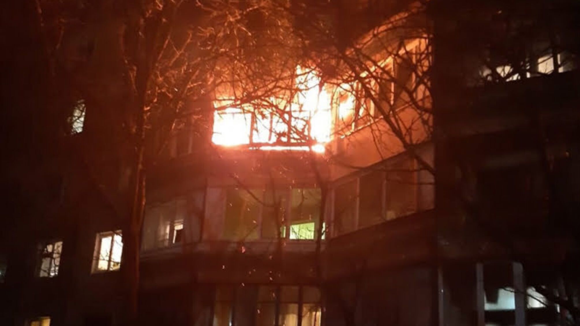 Дніпропетровська область: під час ліквідації пожежі в дев’ятиповерхівці, рятувальники вивели на свіже повітря чотирьох людей