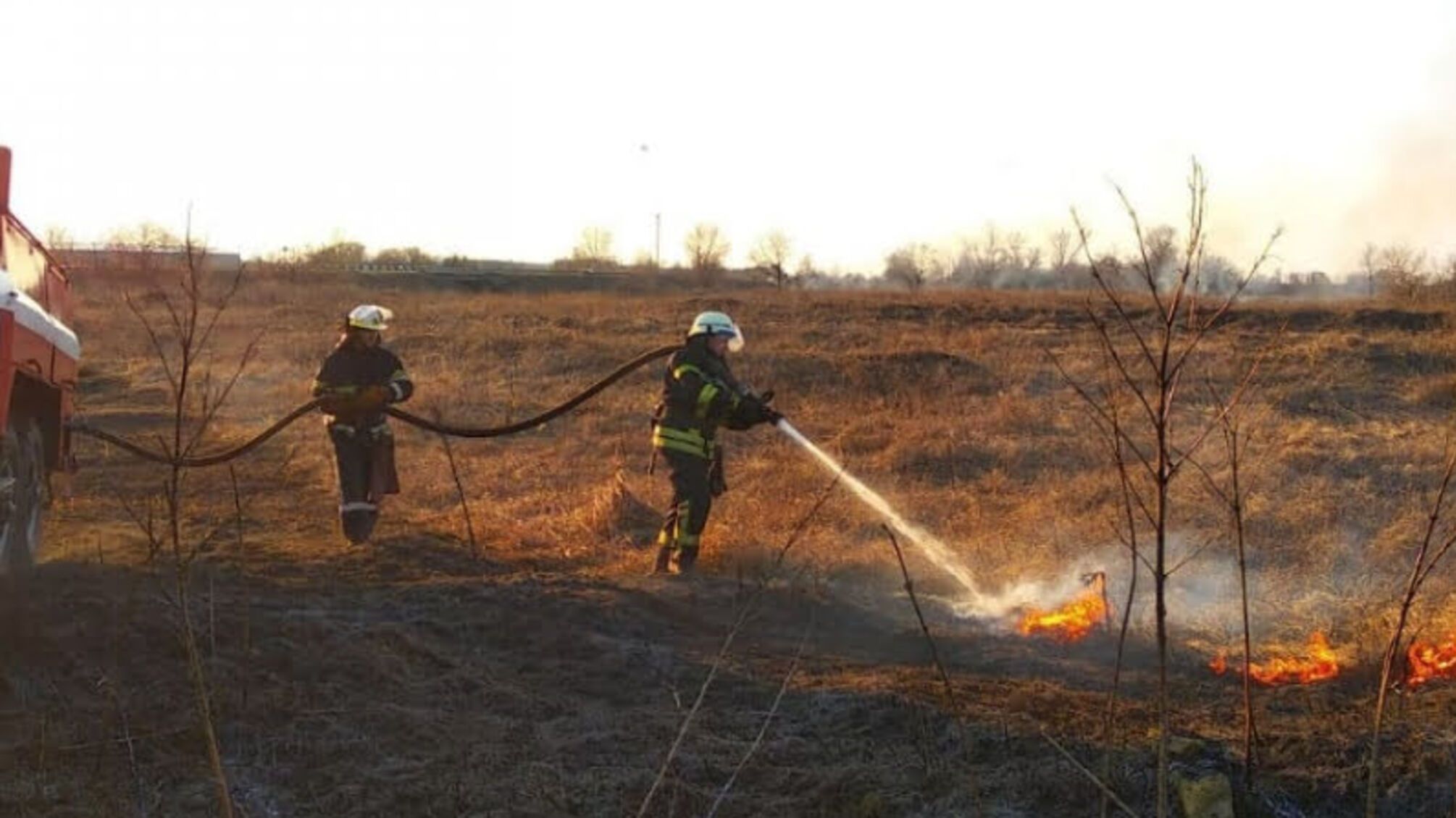 Дніпропетровська область: вогнеборці ліквідували загорання трави на загальній площі 2,5 га