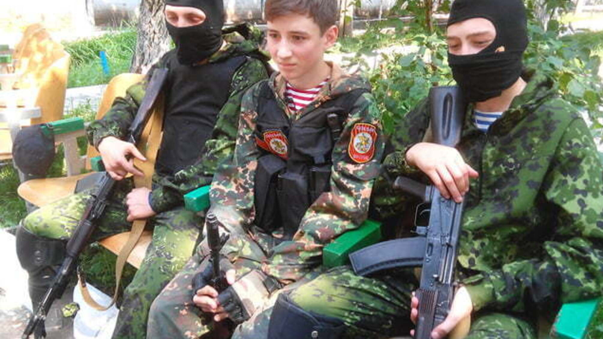 Террористы вооружили и отправили на войну 15-летних украинских детей