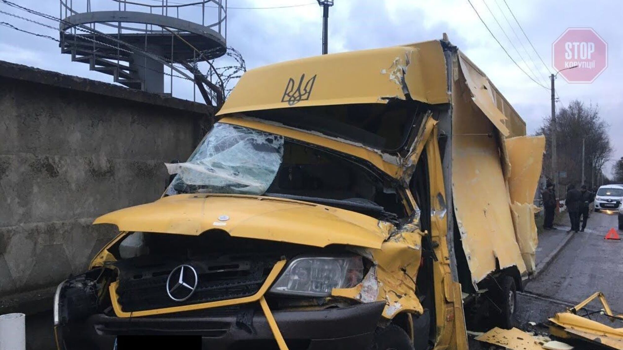 На Рівненщині 23-річний водій Мерседеса врізався у потяг (фото)