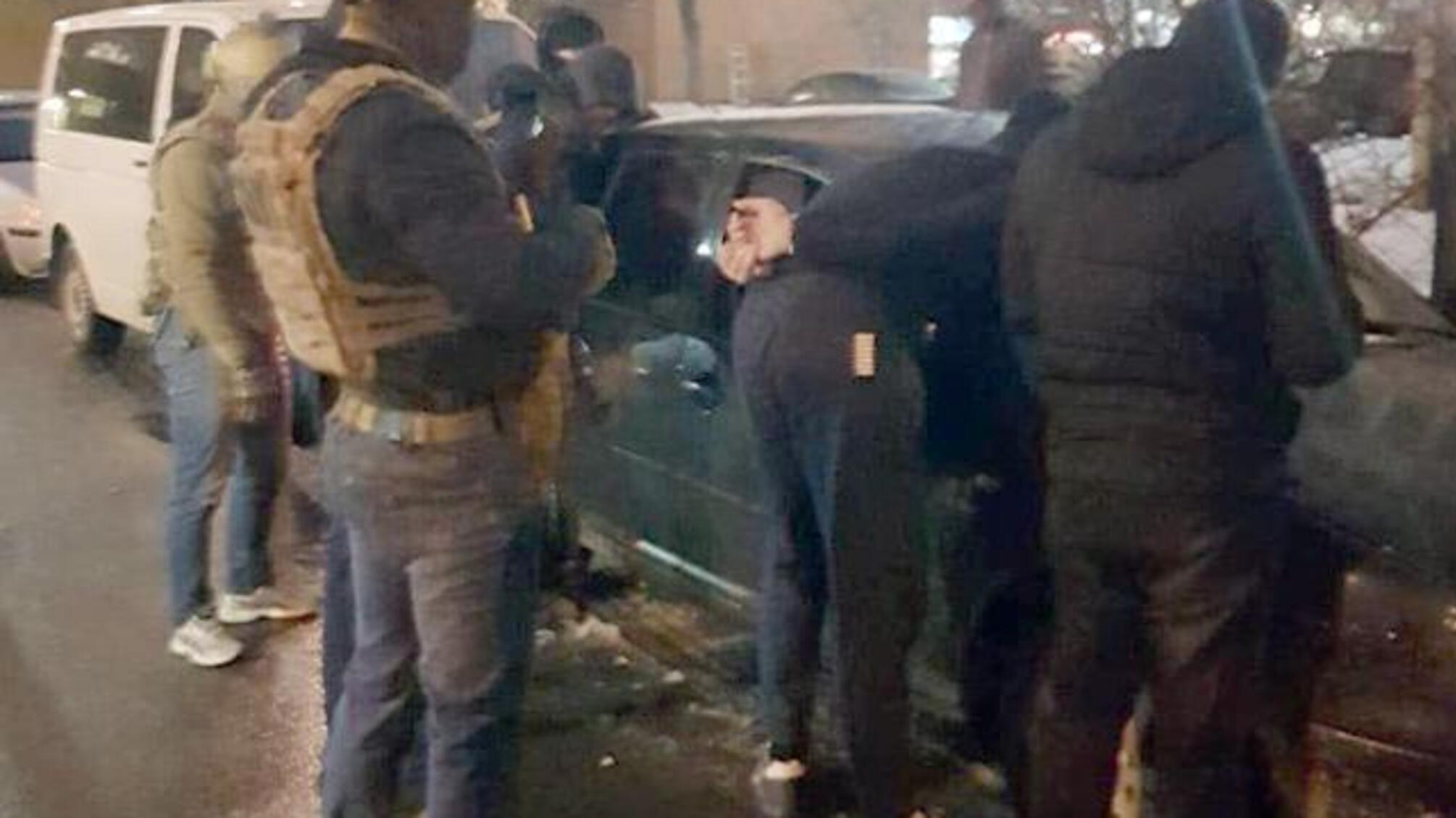 Прикарпатські правоохоронці затримали злочинну групу, яка вимагала кошти у жінки-підприємиці